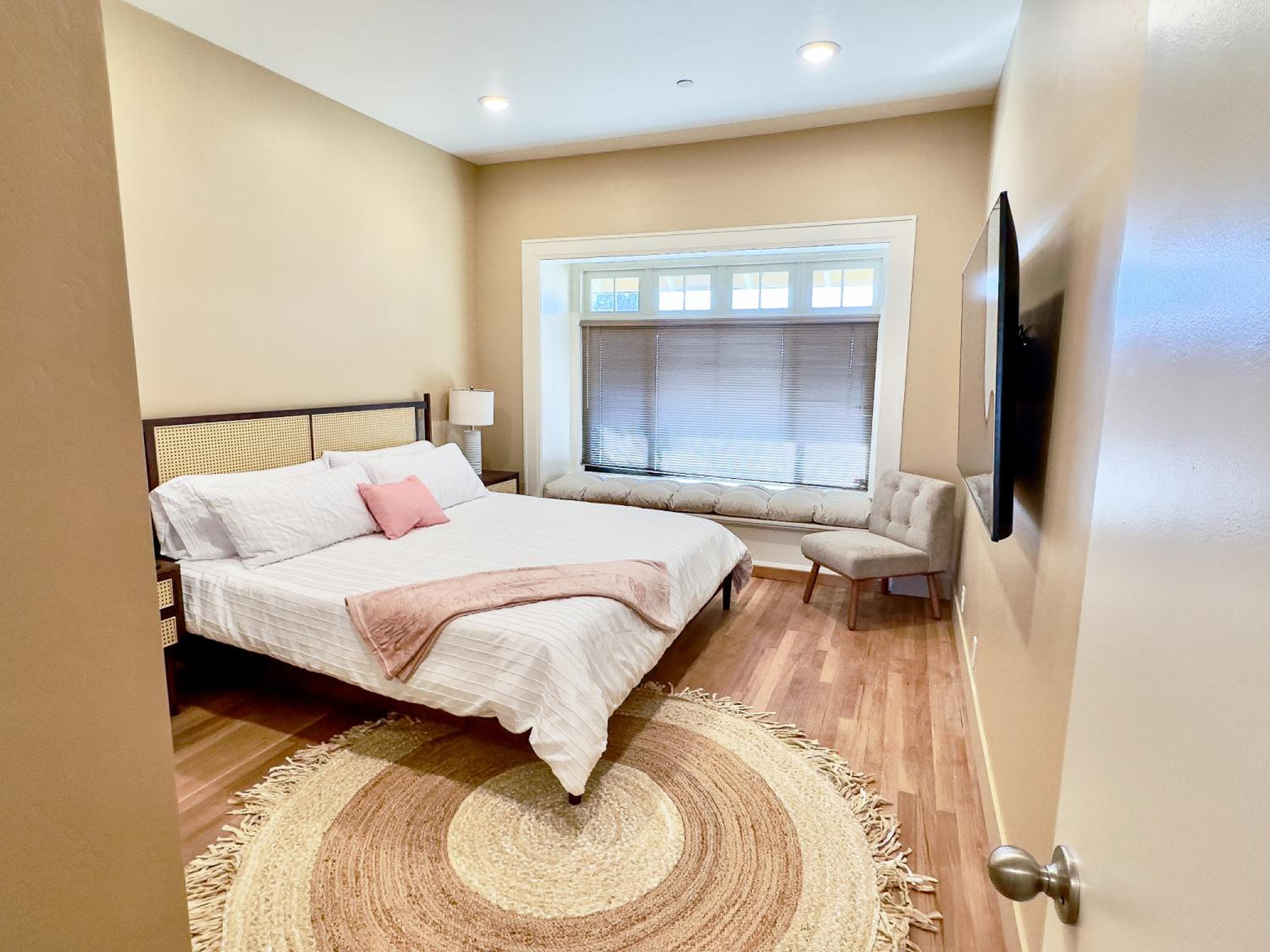 Classic One-Bedroom Apartment with King Bed photo 1