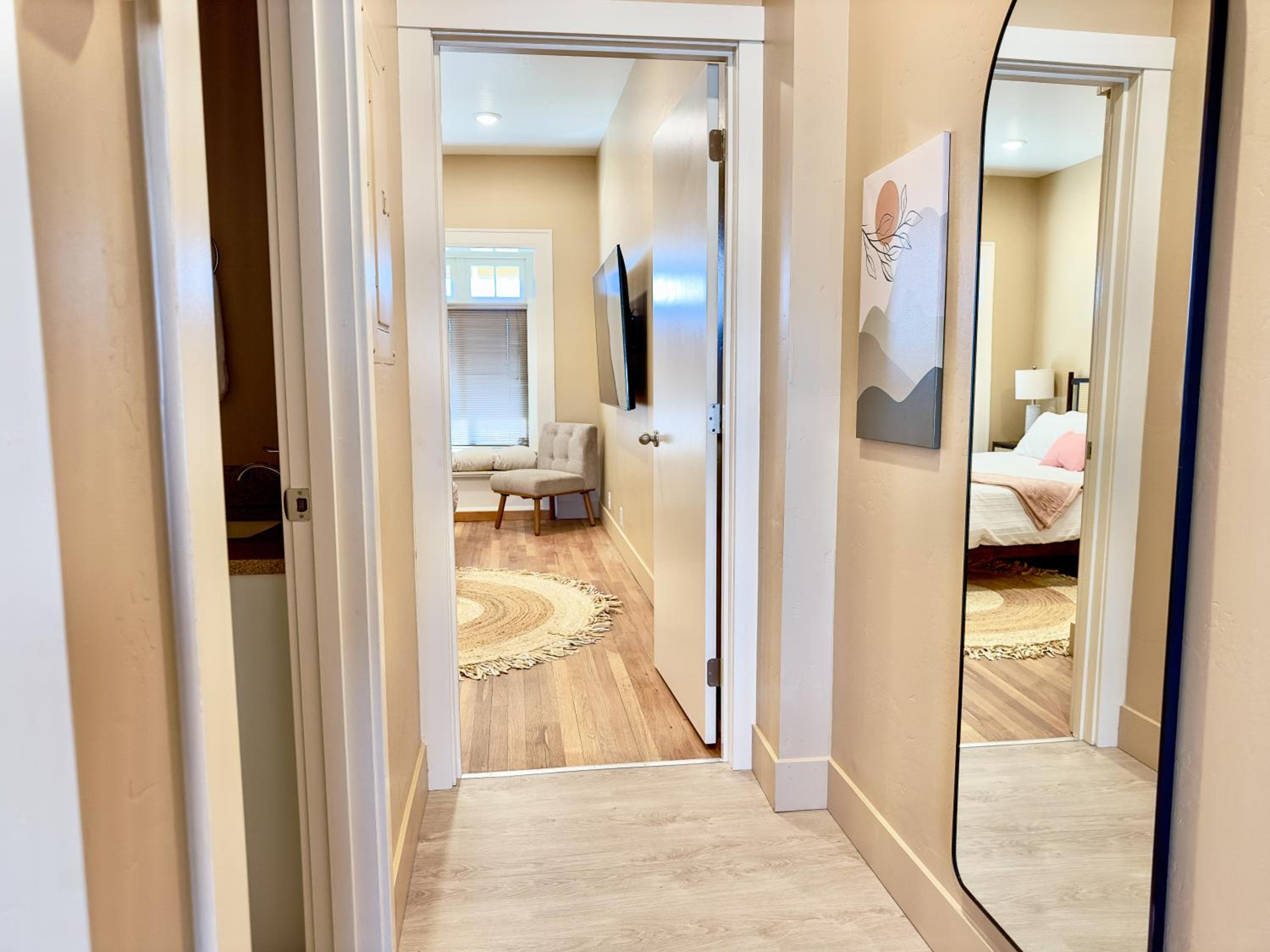 Classic One-Bedroom Apartment with King Bed photo 2