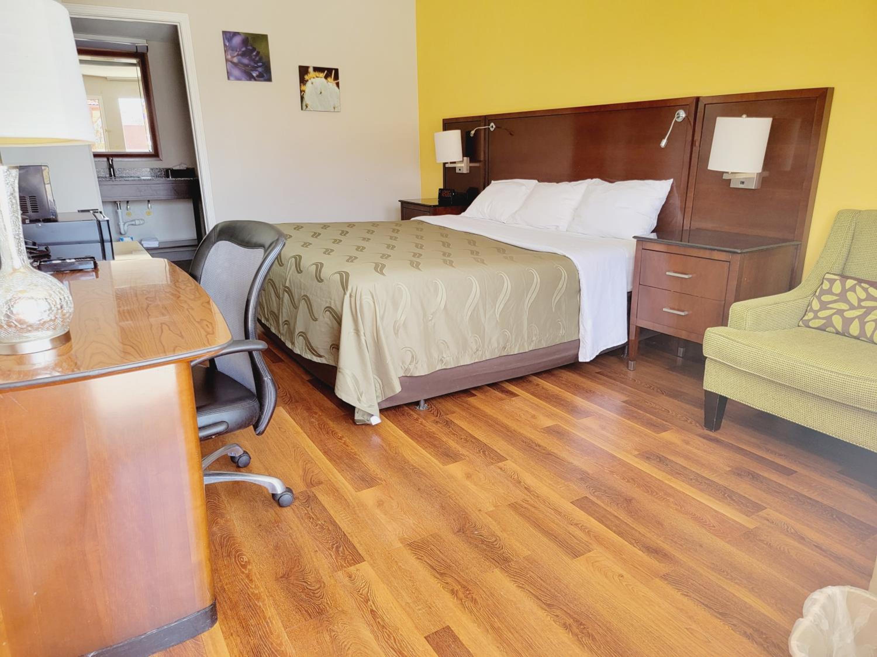 Deluxe Double Room (2 Adults + 1 Child)