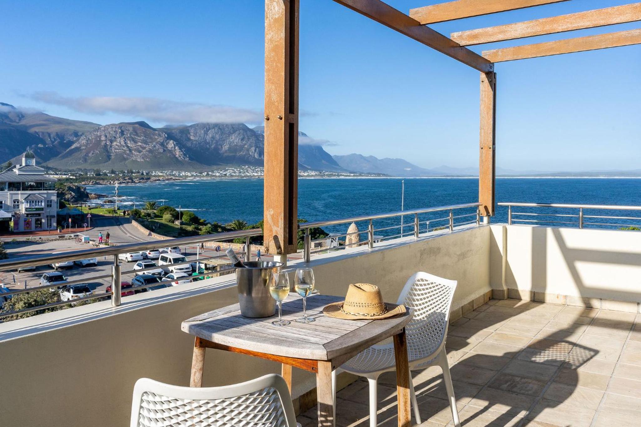Family Room with Sea View - Photo 3