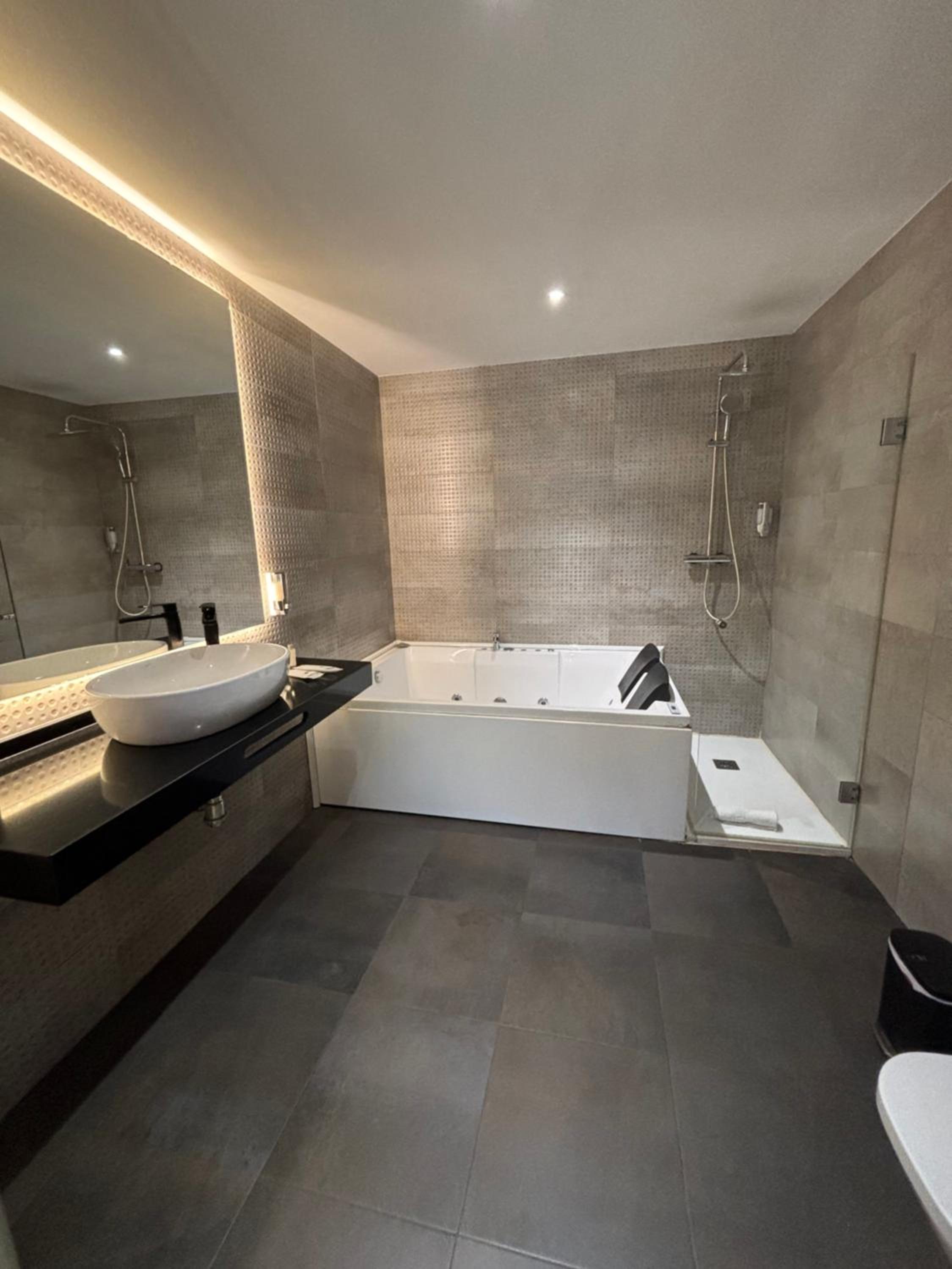 Deluxe Suite with Spa Bath - Photo 9