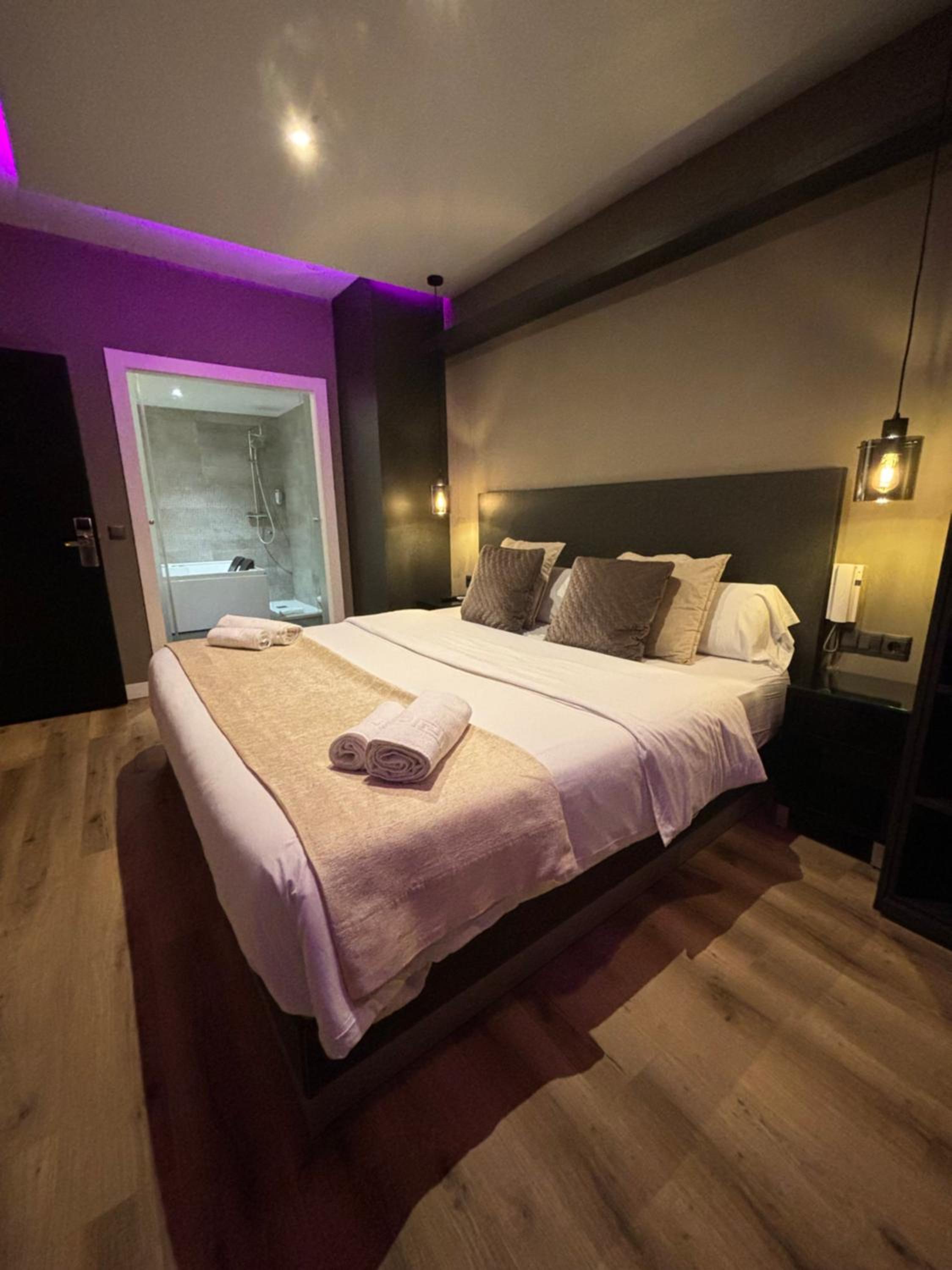 Deluxe Suite with Spa Bath - Photo 10