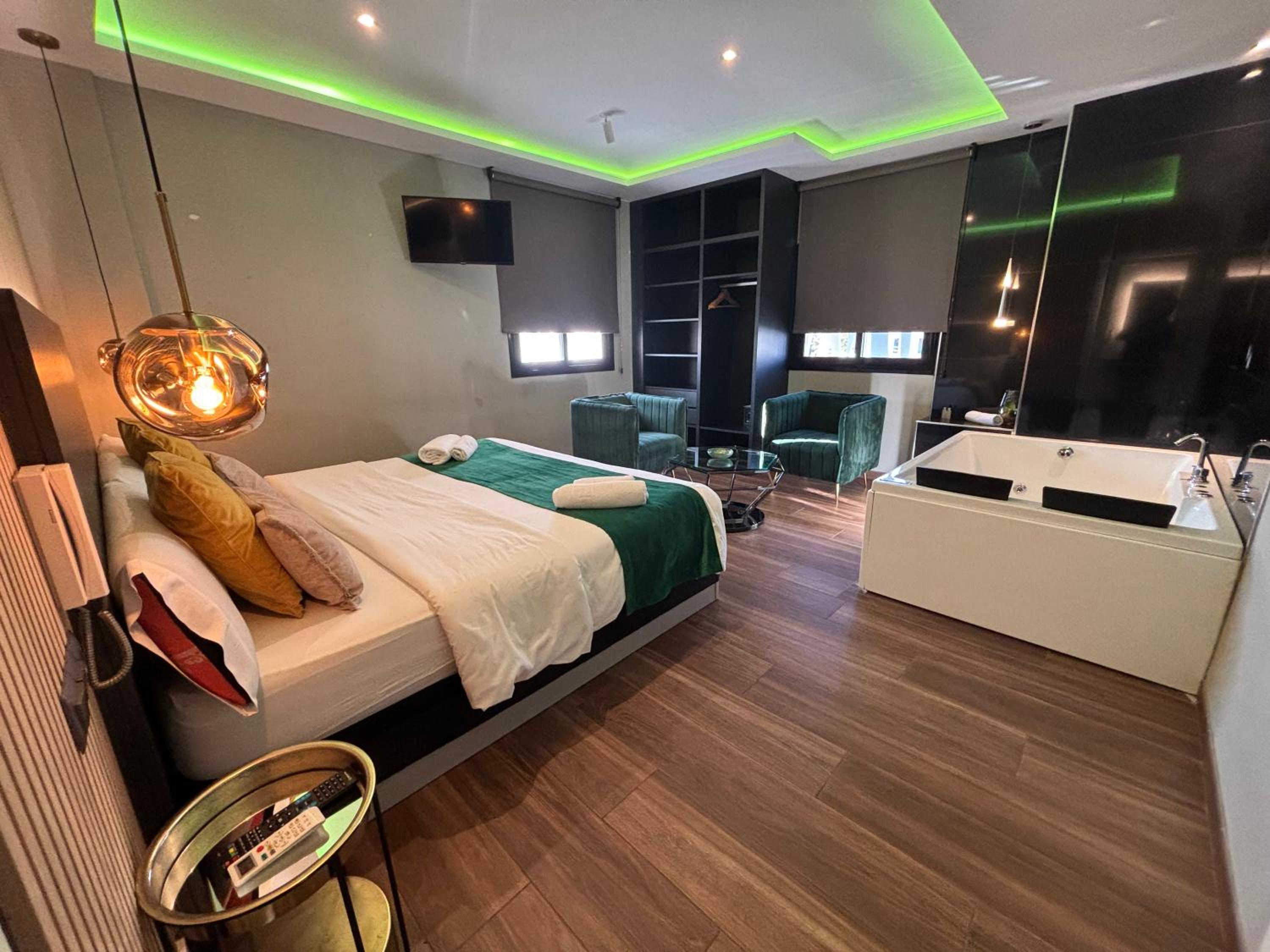 Deluxe Suite with Spa Bath - Photo 3