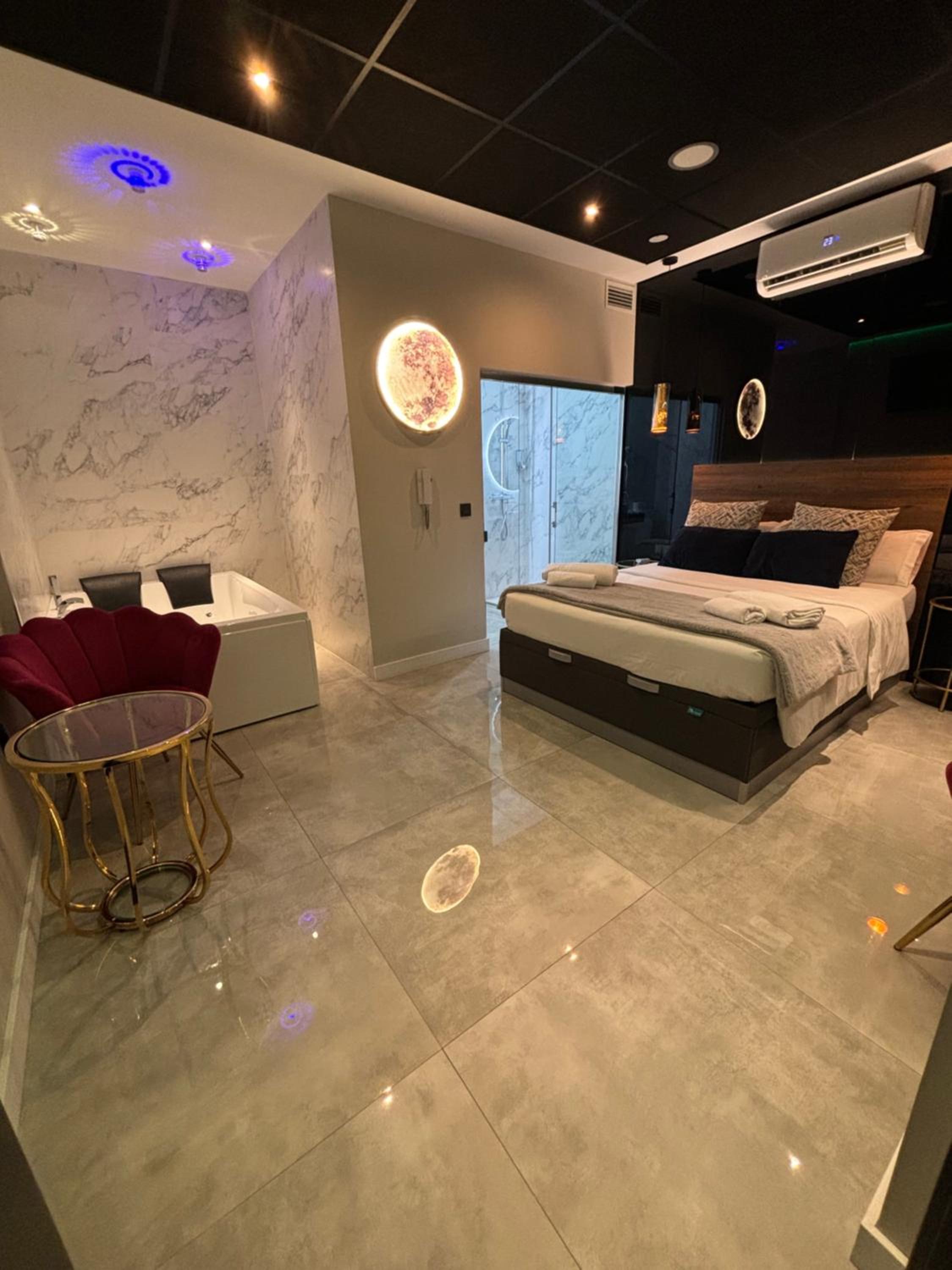 Deluxe Suite with Spa Bath - Photo 13