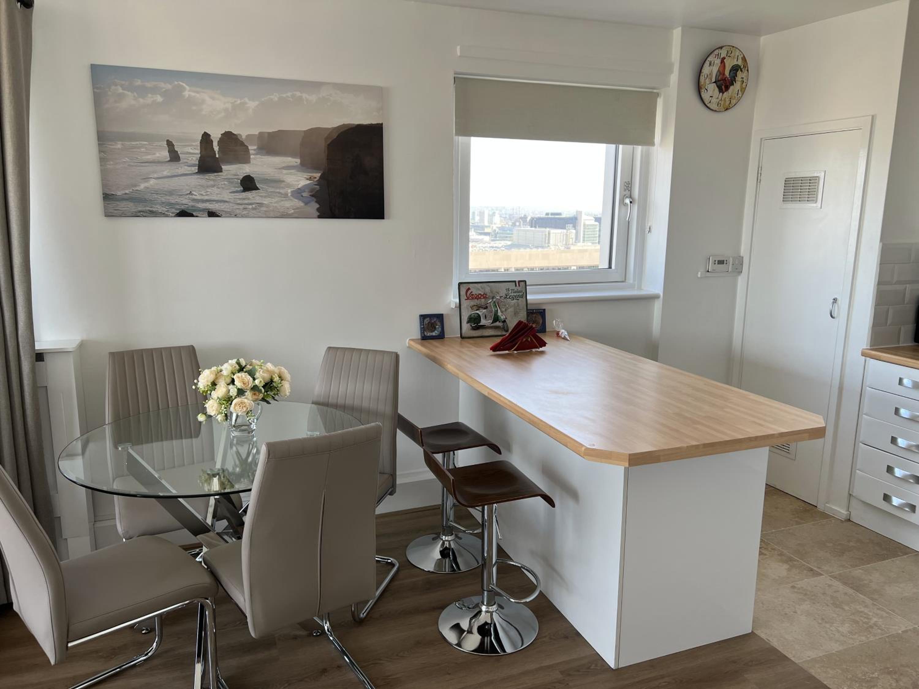 Two-Bedroom Apartment with View photo 2