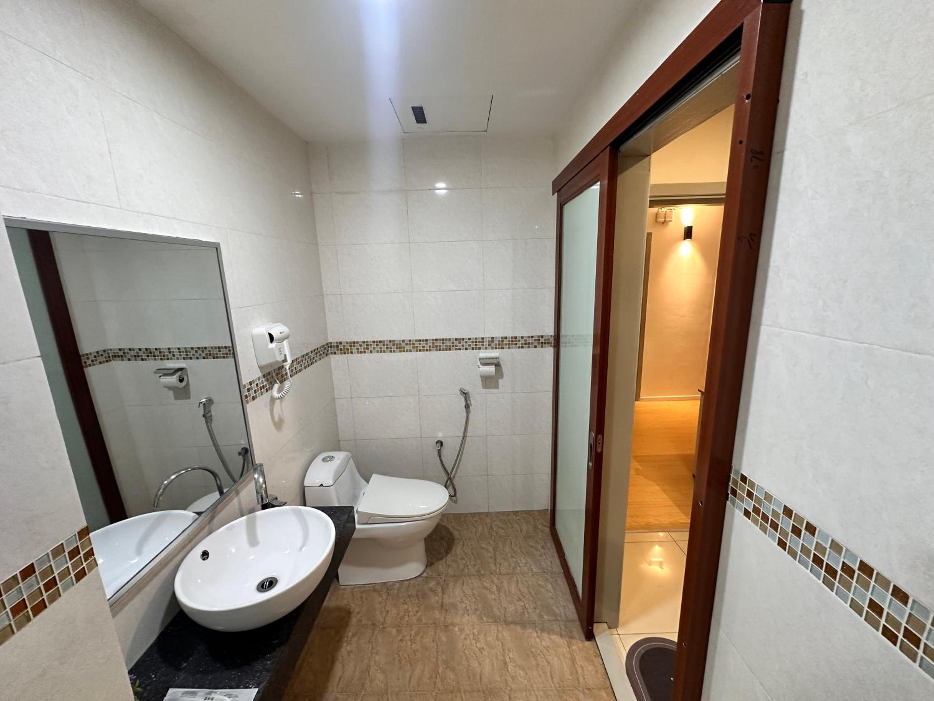 Deluxe Double or Twin Room - Photo 12