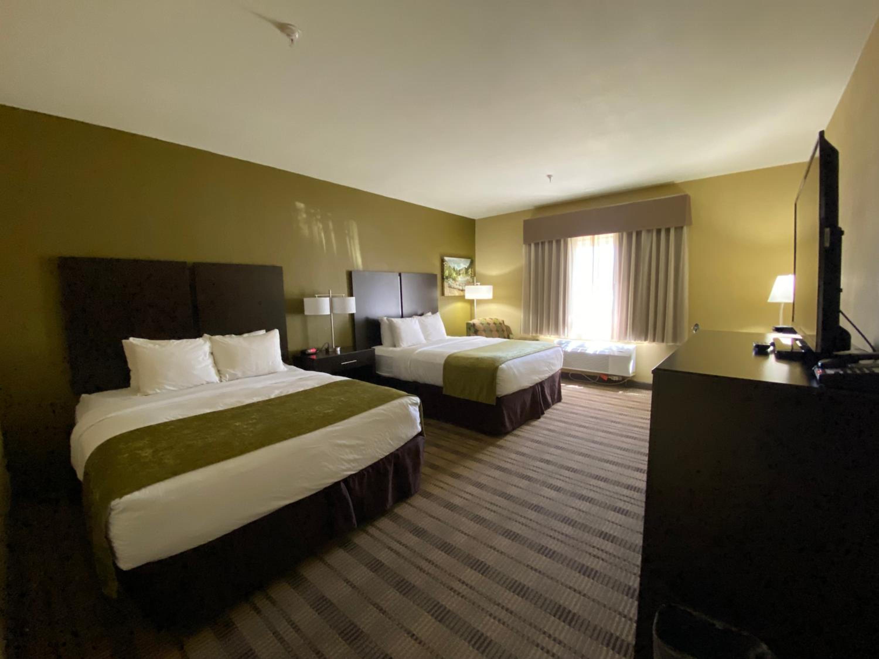 Standard Queen Room with Two Queen Beds photo 1