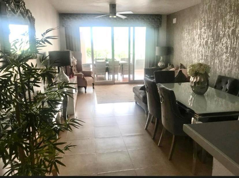 Apartamento Deluxe de Dos Habitaciones con Vista al Jardín