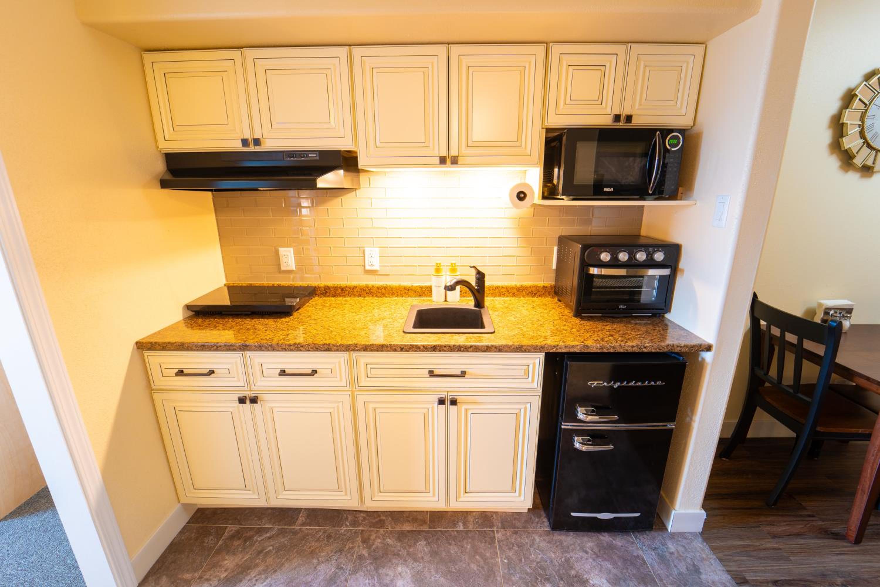 Kitchenette - Non-Smoking - Photo 3