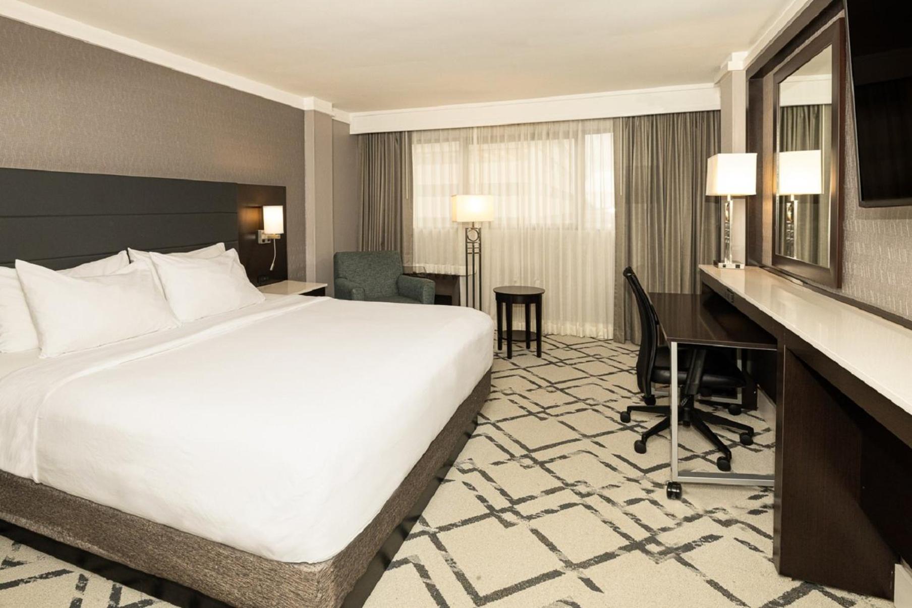 Standard King Room - Photo 4