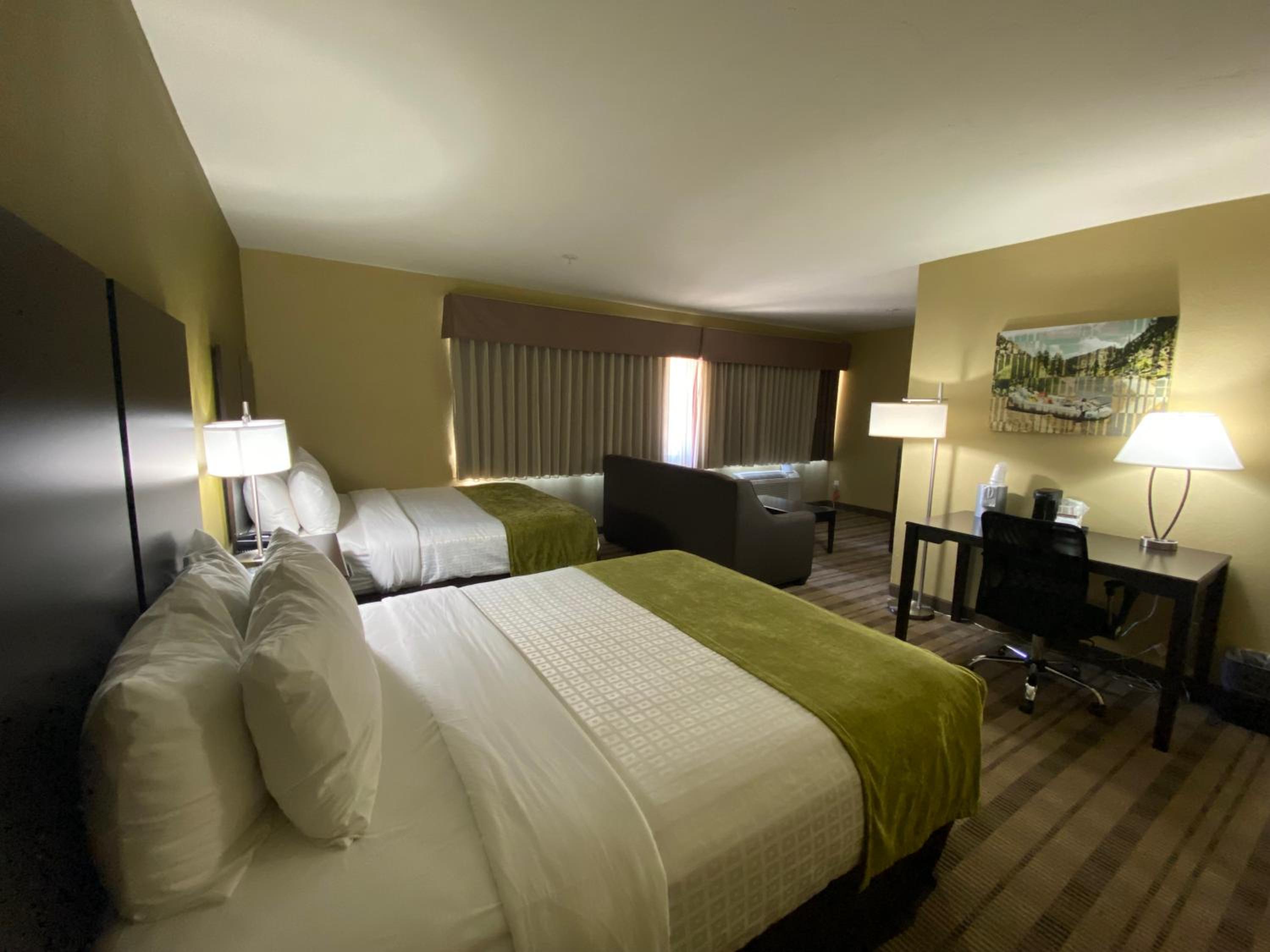 Standard Queen Room with Two Queen Beds photo 2