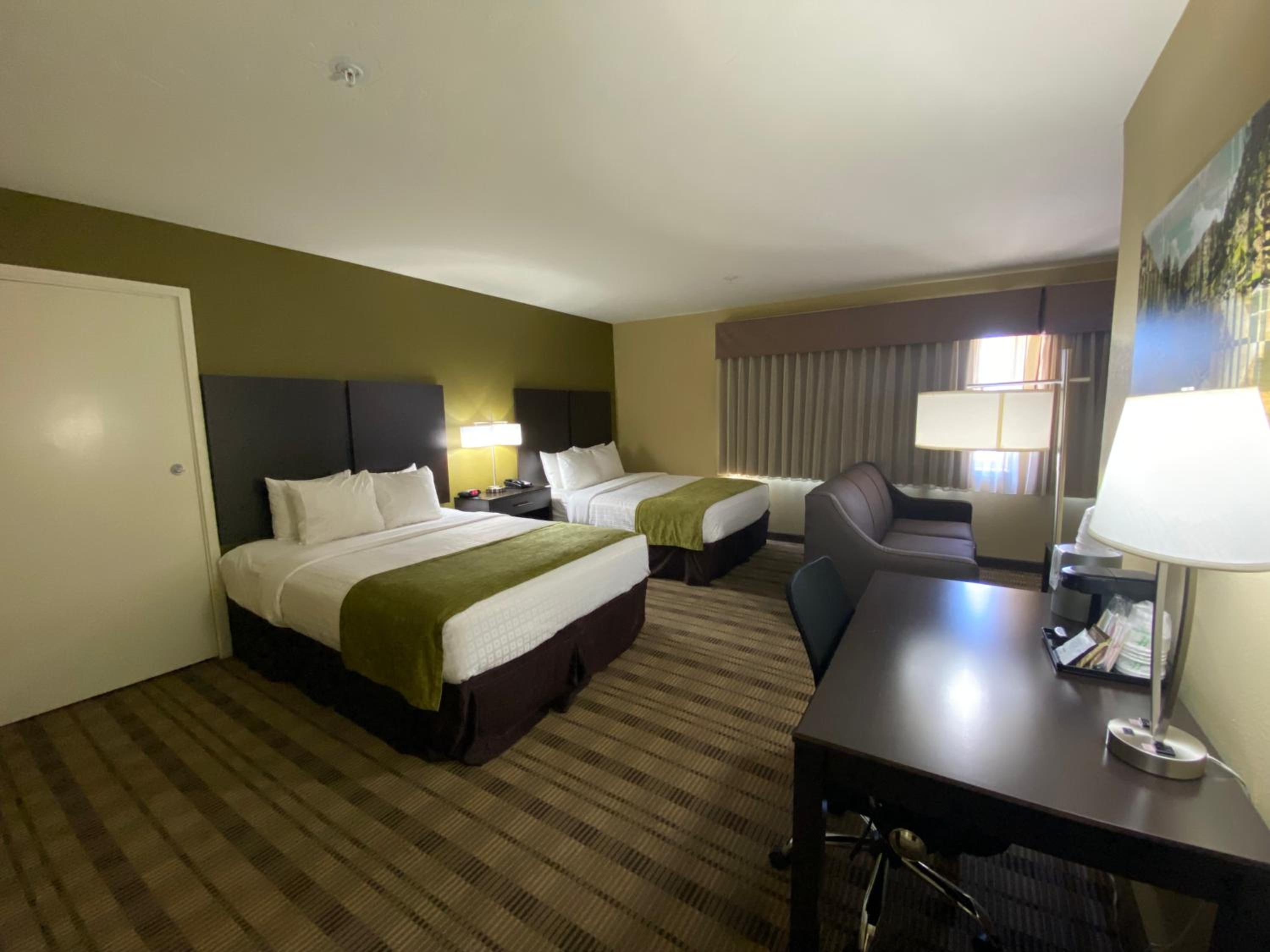 Standard Queen Room with Two Queen Beds photo 1