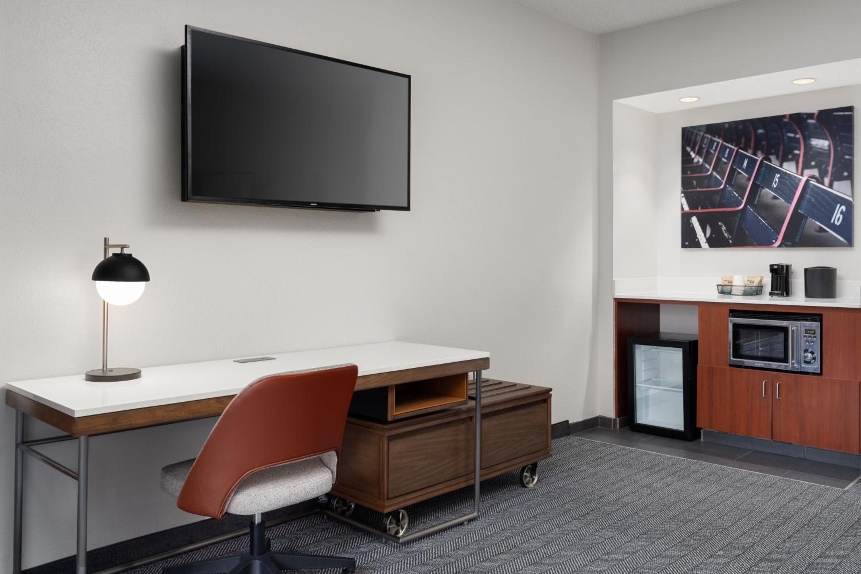 One-Bedroom King Suite - Photo 6