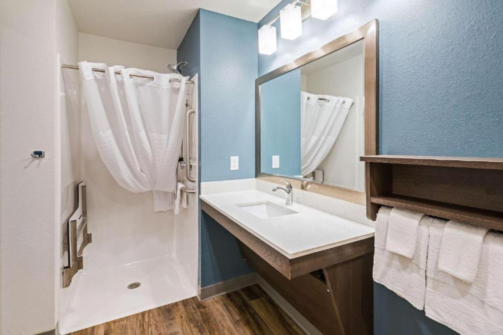 Queen Room  with Roll-In Shower - Disability Access/Non-Smoking photo 3