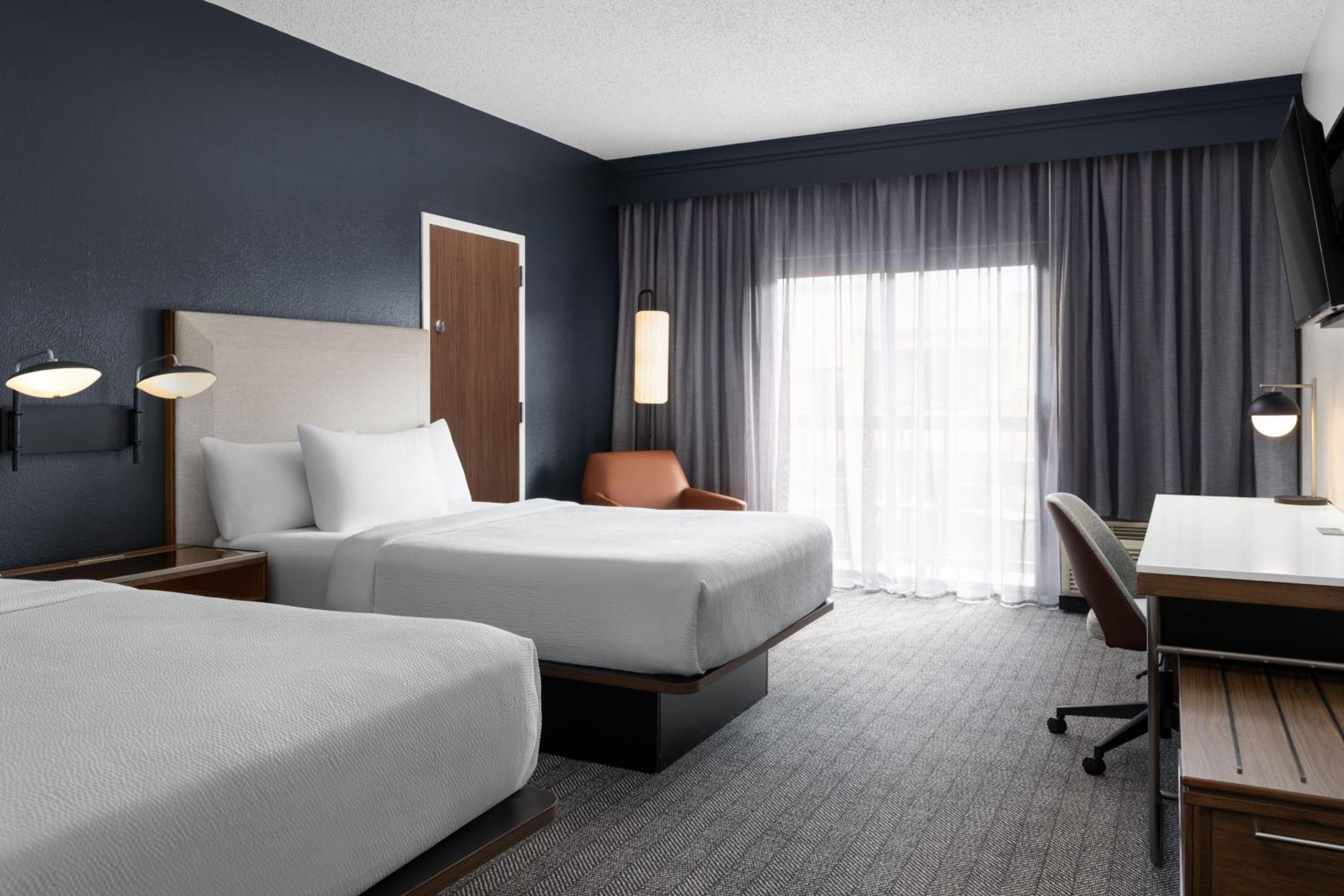 Queen Room with Two Queen Beds - Photo 3