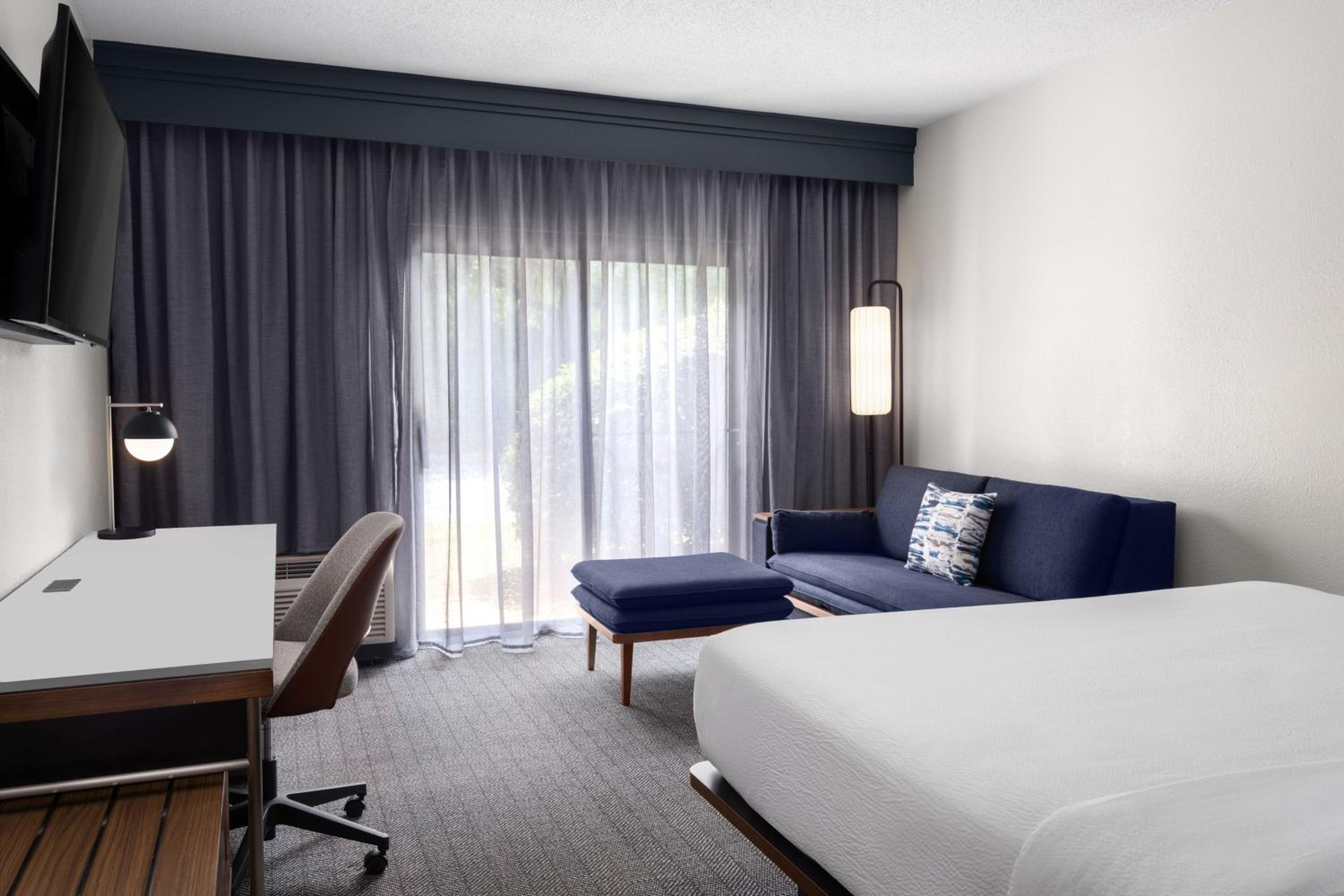 Standard King Room with Sofa Bed and Adapted Tub - Mobility and Hearing Accessible - Photo 3