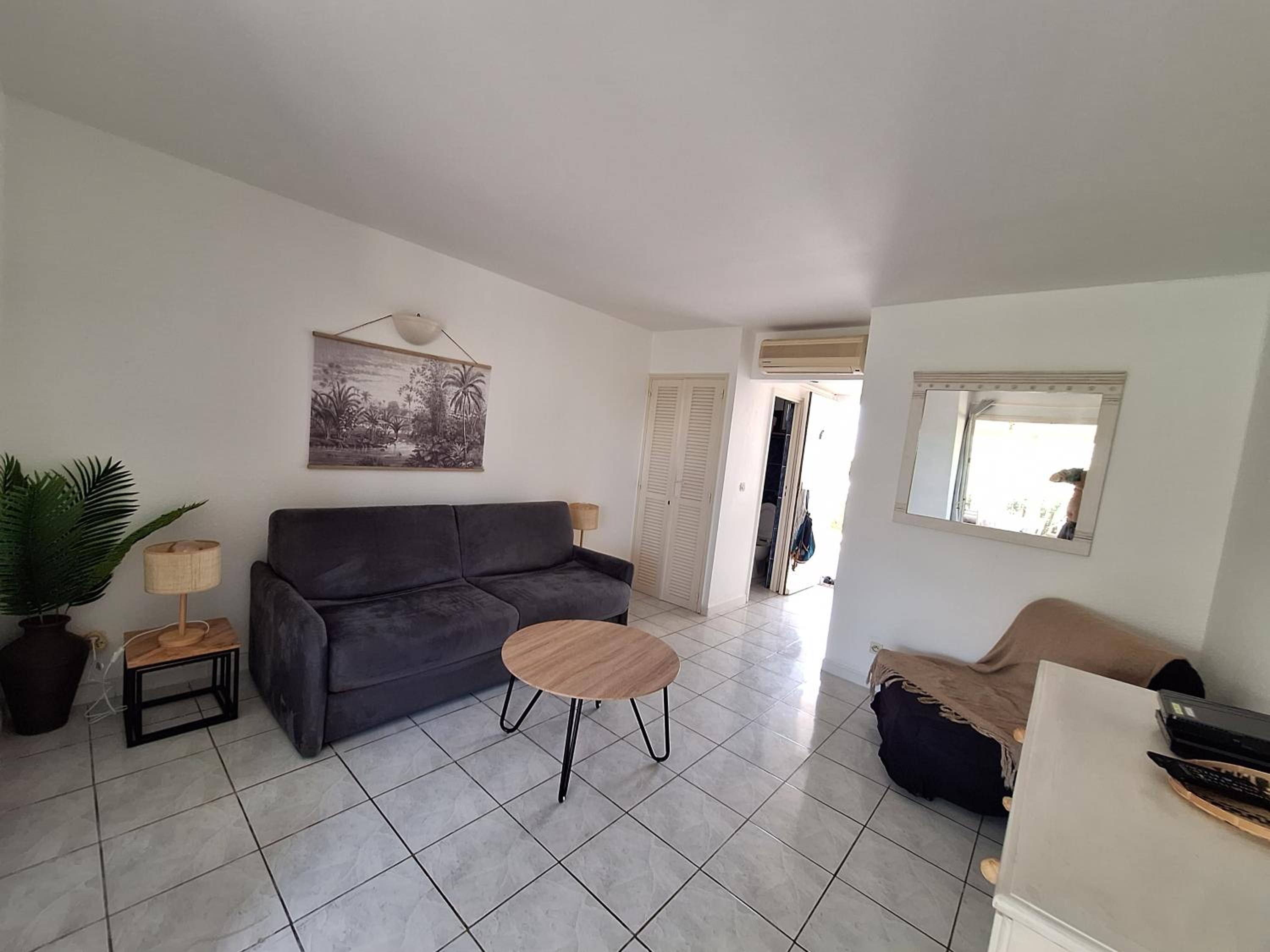 One-Bedroom Apartment photo 1