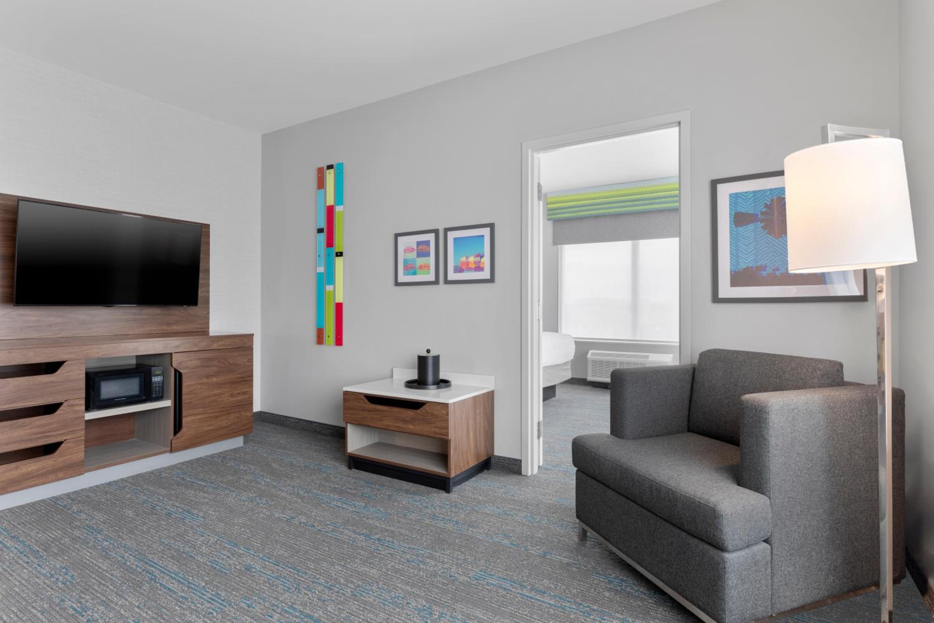 One-Bedroom King Suite - End Room - Photo 5