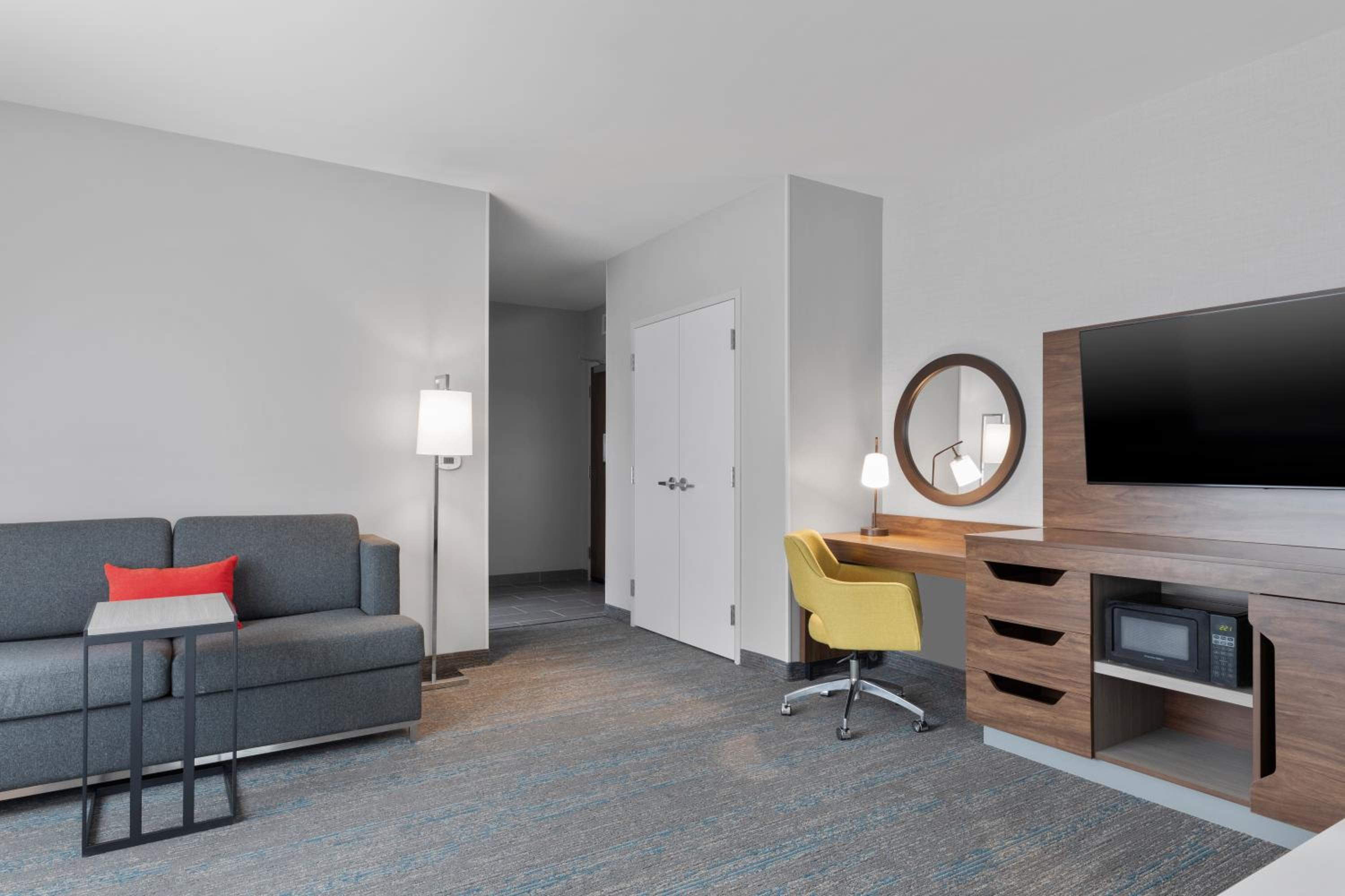One-Bedroom King Suite - End Room - Photo 4