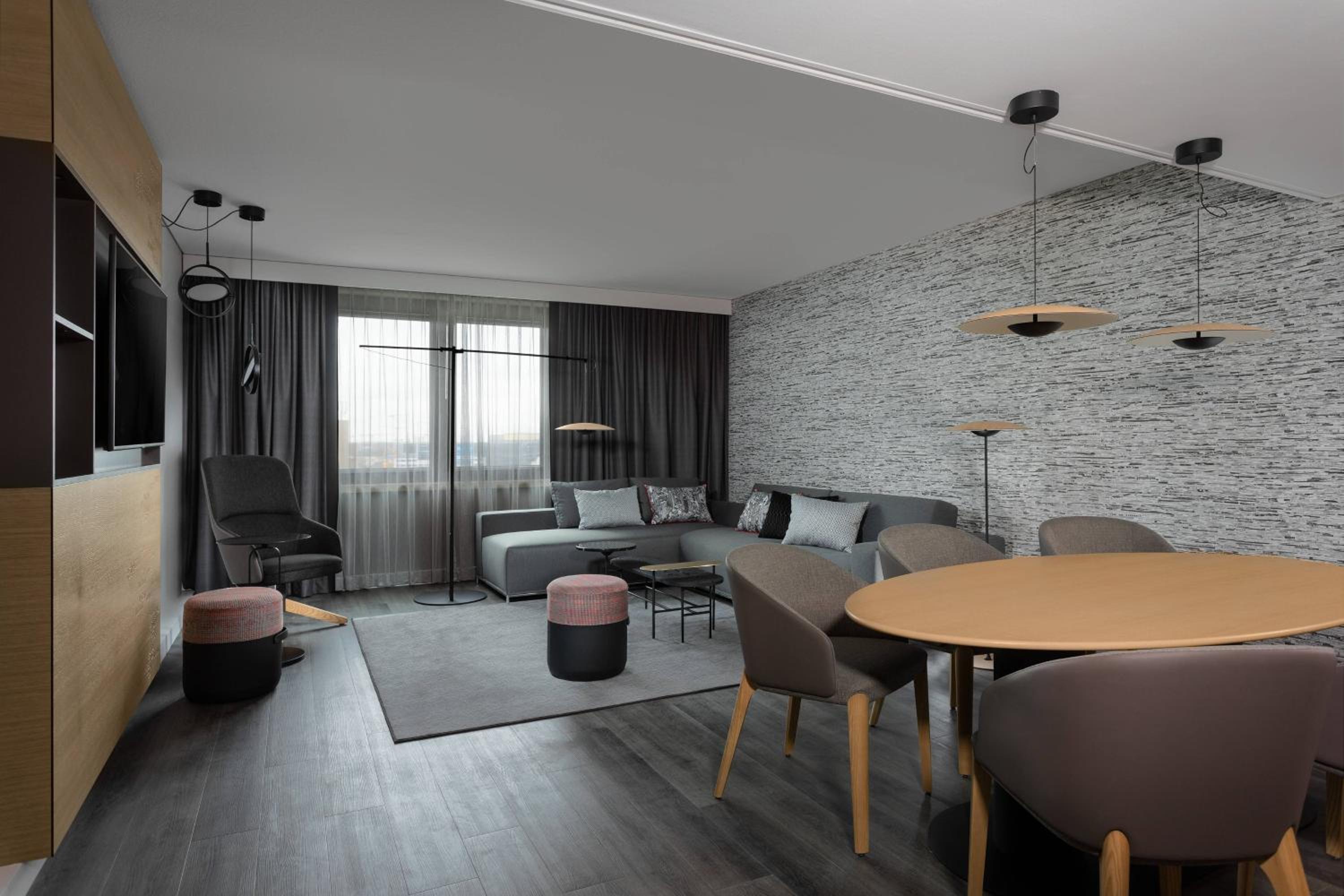 Premier Suite, M Club lounge access, Suite