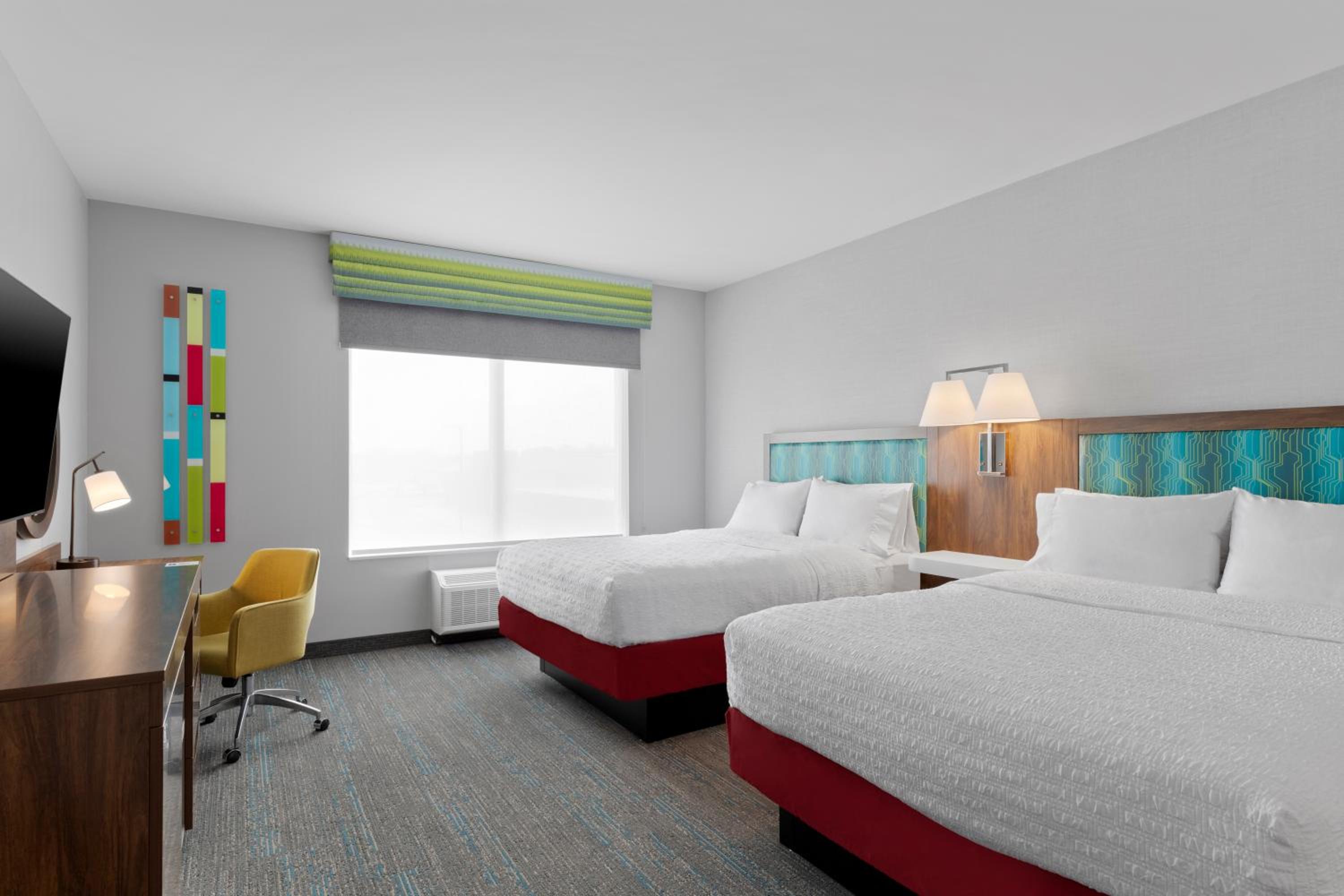 Queen Room with Two Queen Beds - Photo 3