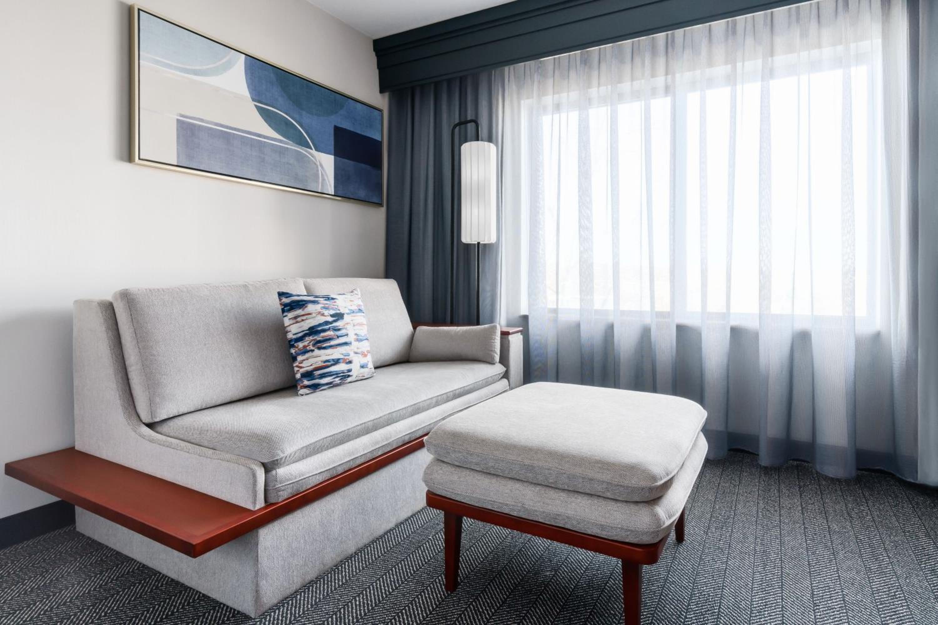 King Room with Sofa Bed - Photo 4