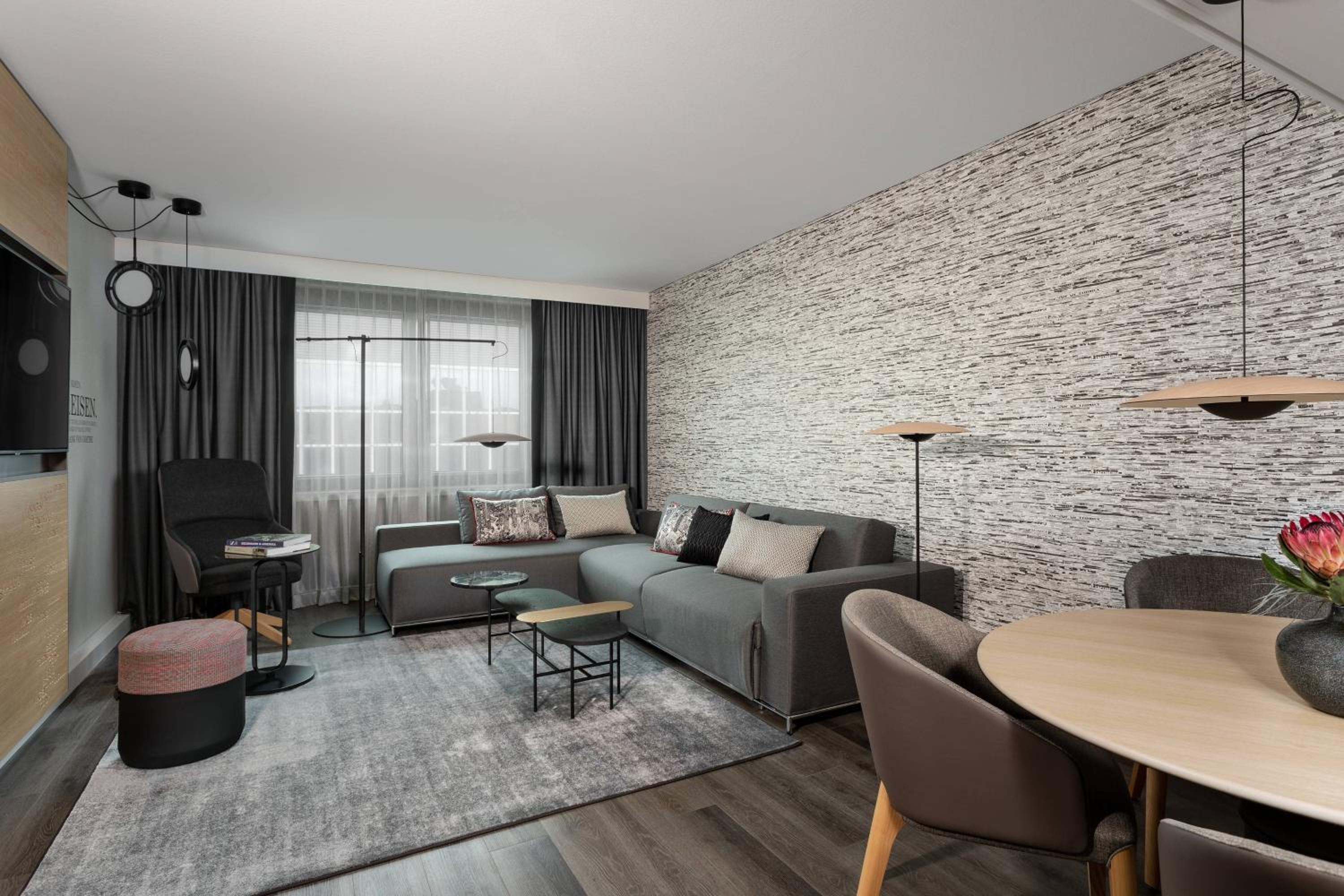 Club Suite, M Club lounge access, Suite