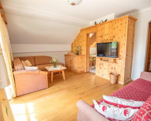 One-Bedroom Apartment with Balcony and Mountain View   photo 2