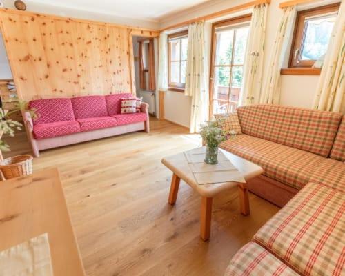 One-Bedroom Apartment with Balcony and Mountain View   photo 3