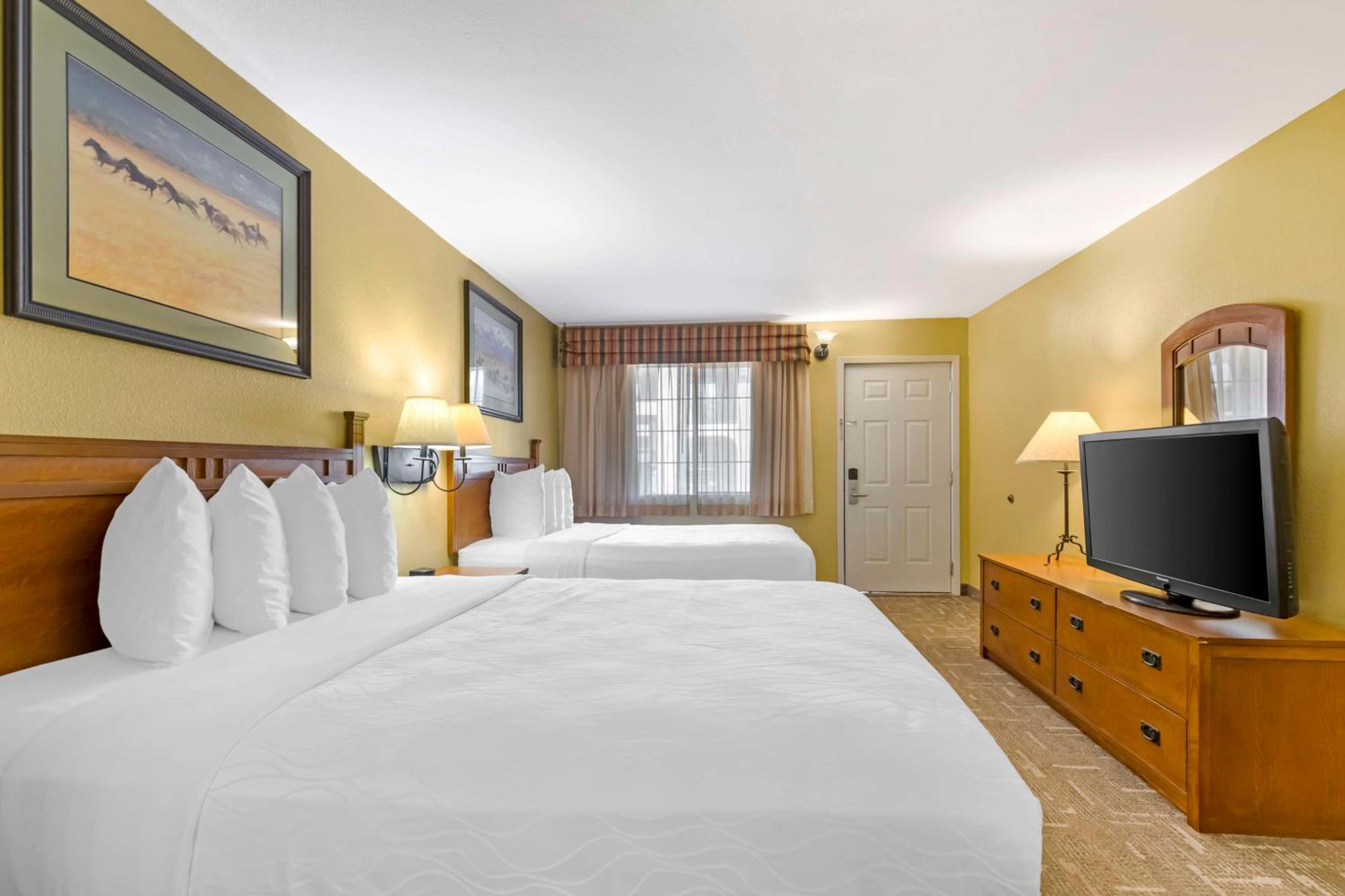 Queen Room with Two Queen Beds - Non-Smoking photo 2