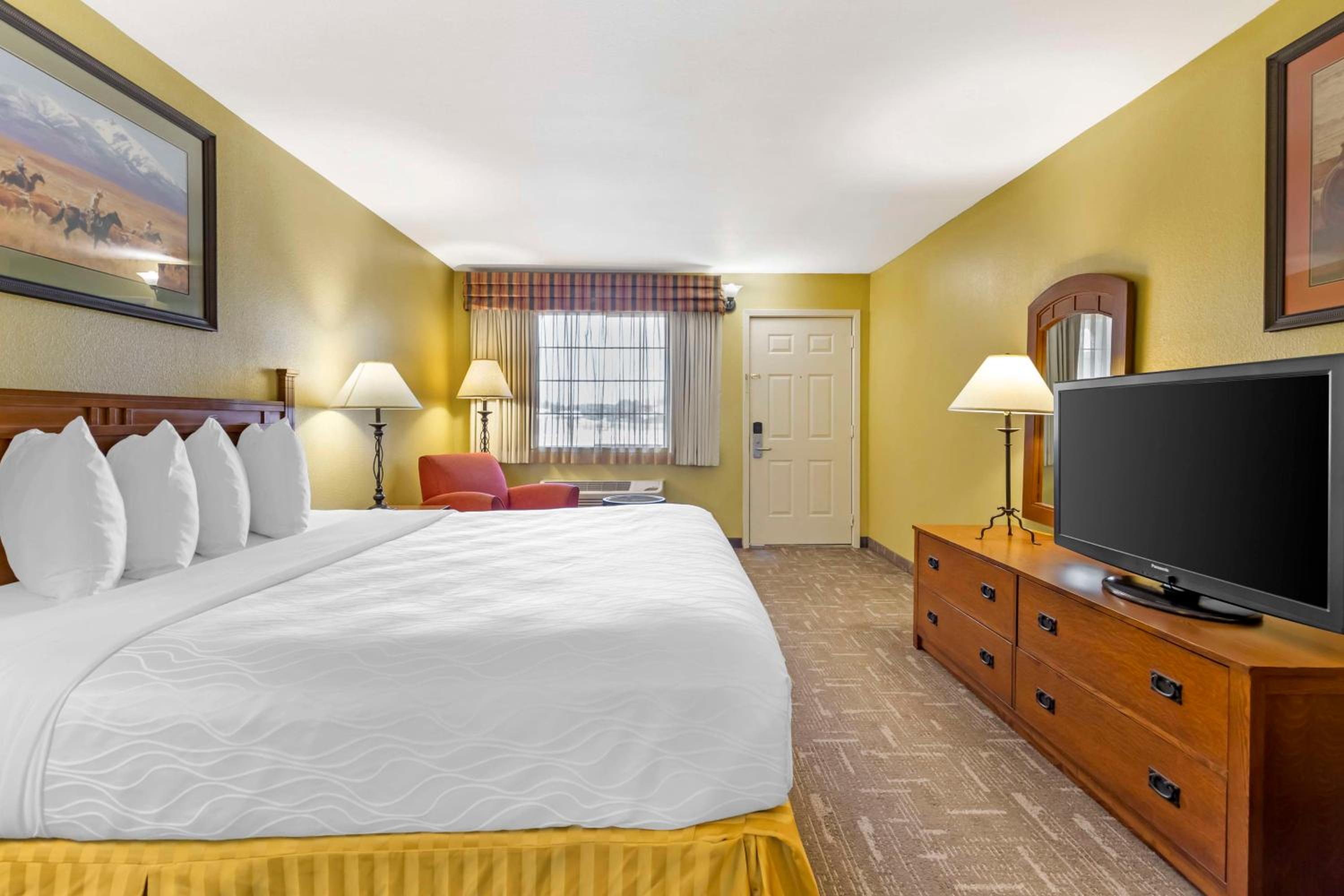 King Room with Roll-in Shower - Disability Access/Non-Smoking photo 2