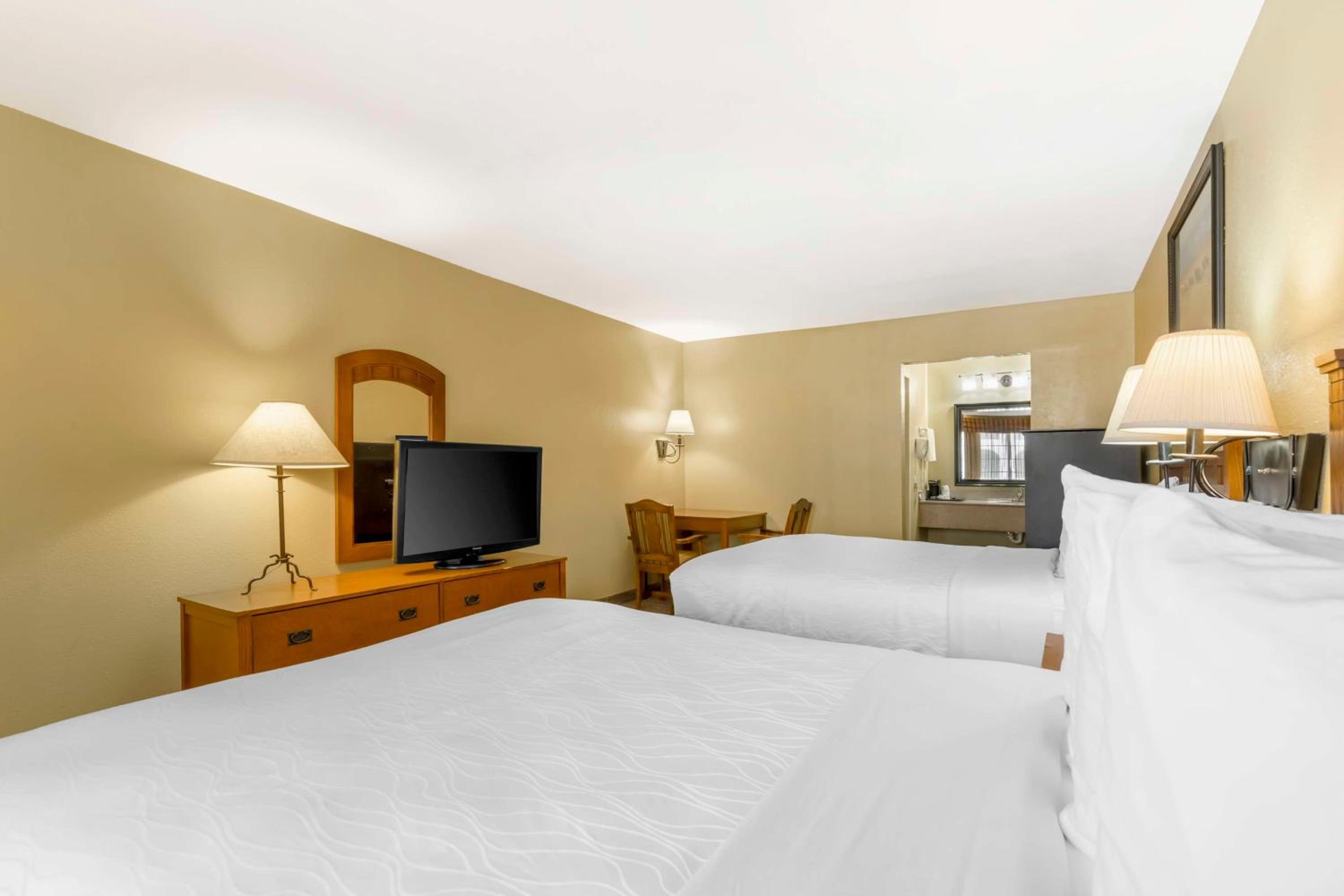 Queen Room with Two Queen Beds - Non-Smoking photo 3