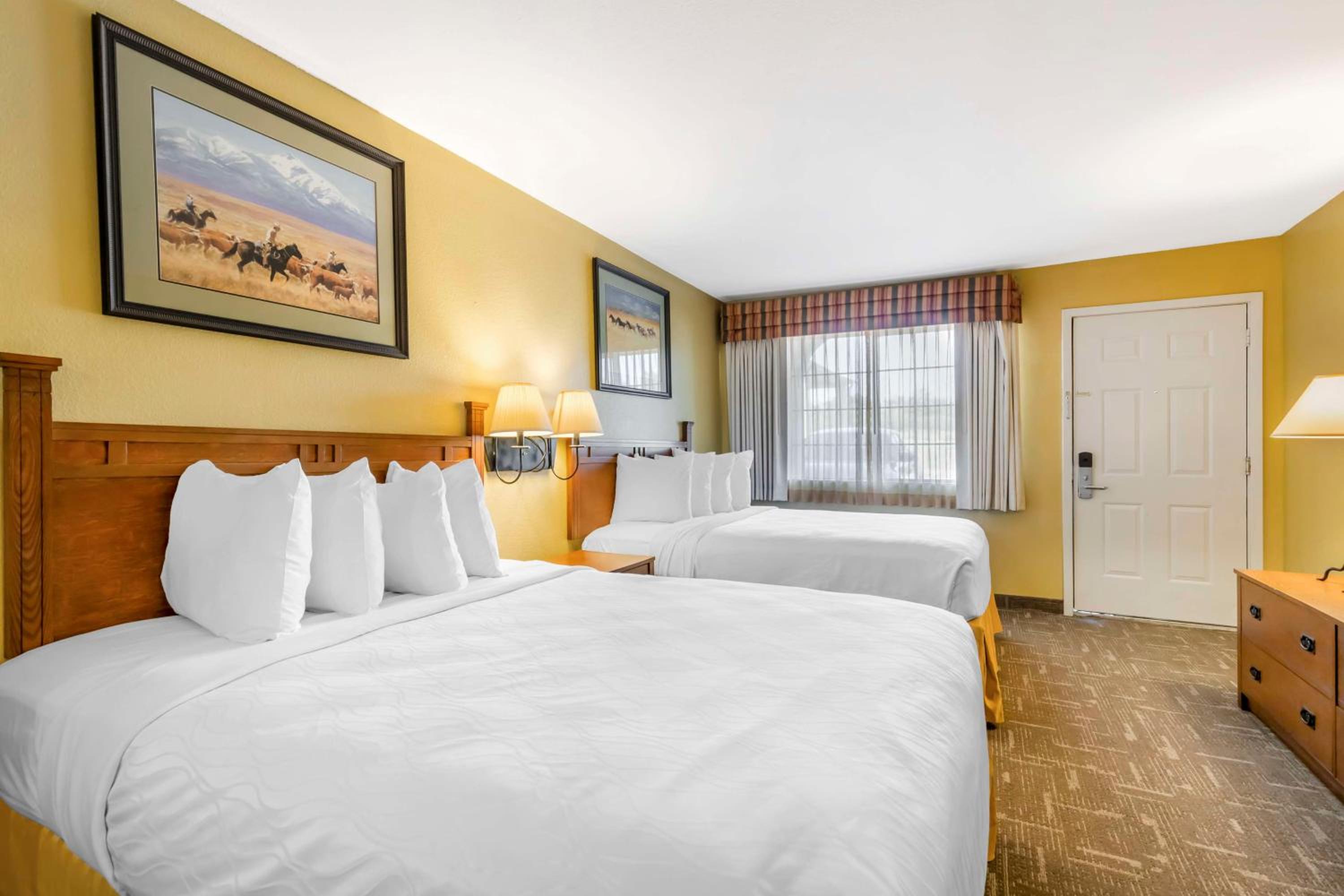 Queen Room with Two Queen Beds and Roll-In Shower - Disability Access/Non-Smoking photo 2