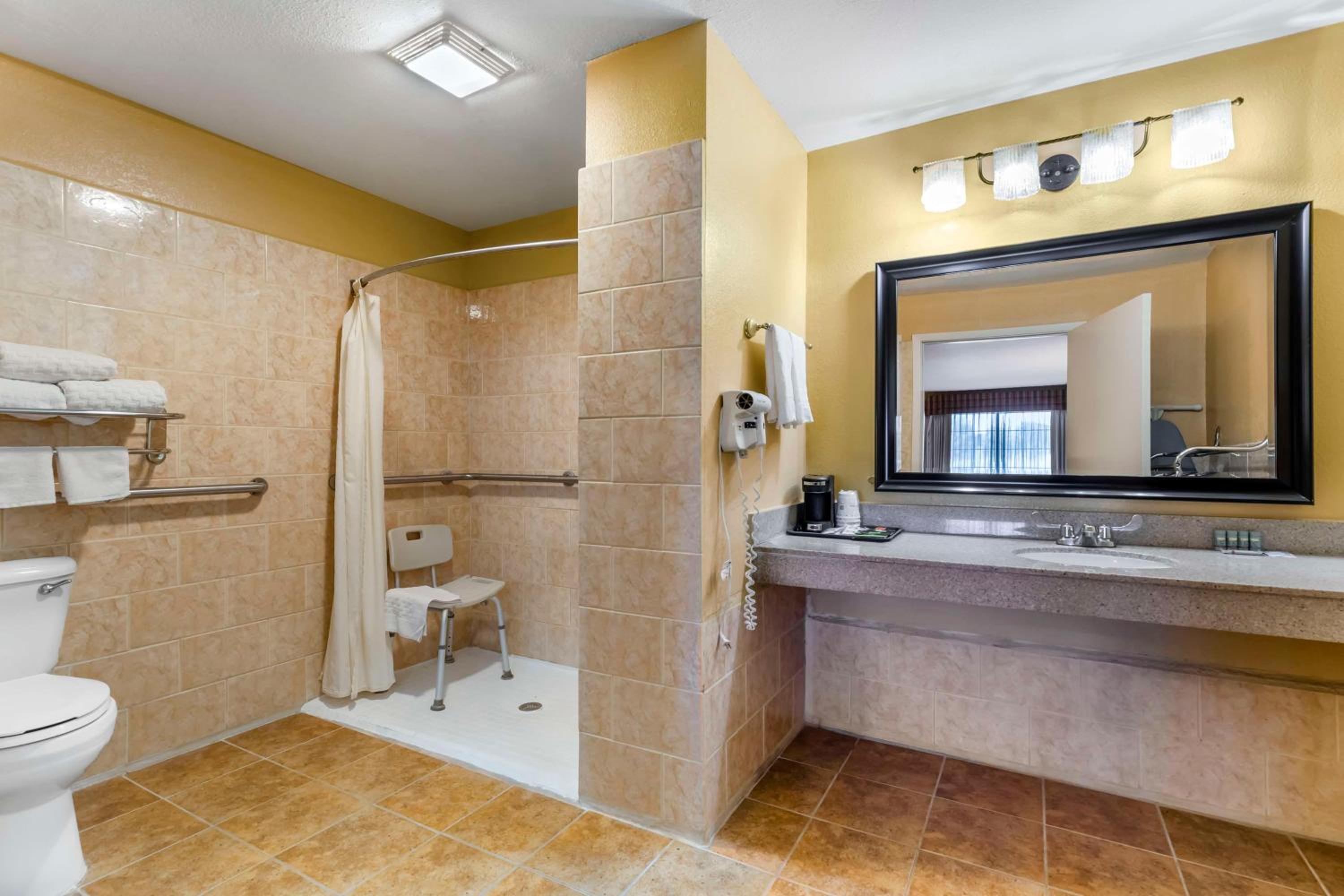 Queen Room with Two Queen Beds and Roll-In Shower - Disability Access/Non-Smoking photo 3