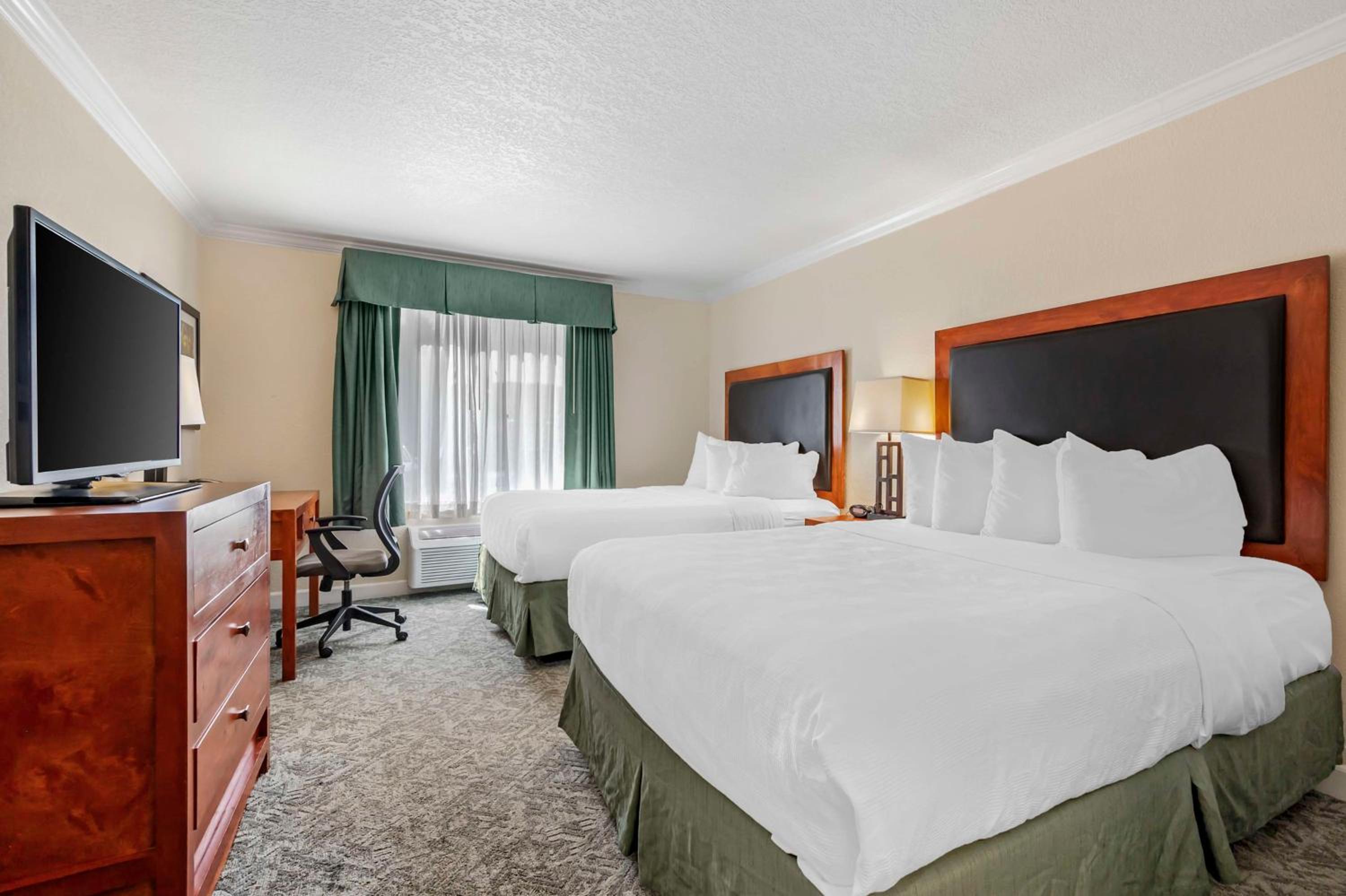 Queen Room with Two Queen Beds - Non-Smoking - Photo 1