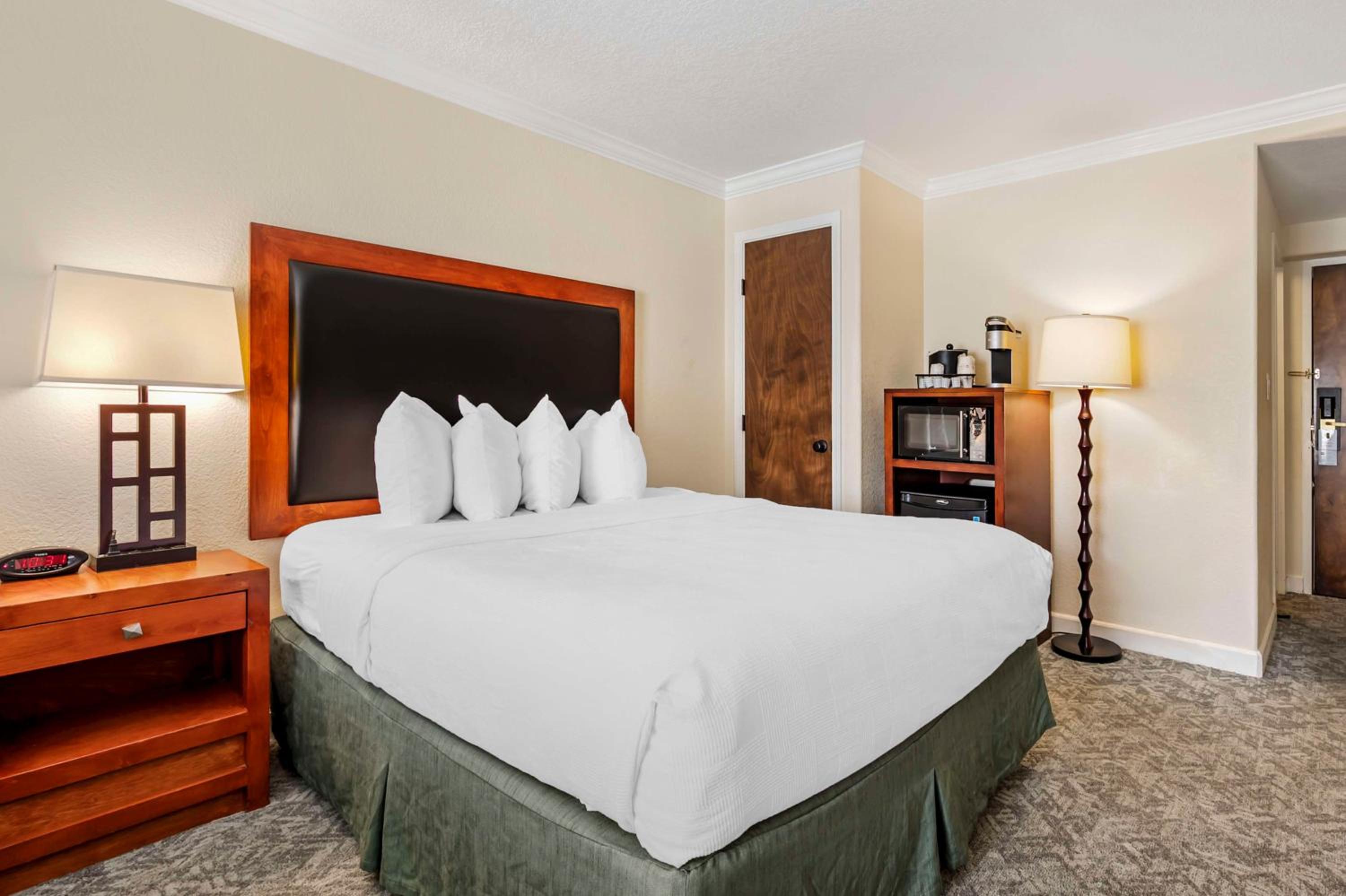 Queen Room with Two Queen Beds - Non-Smoking - Photo 2