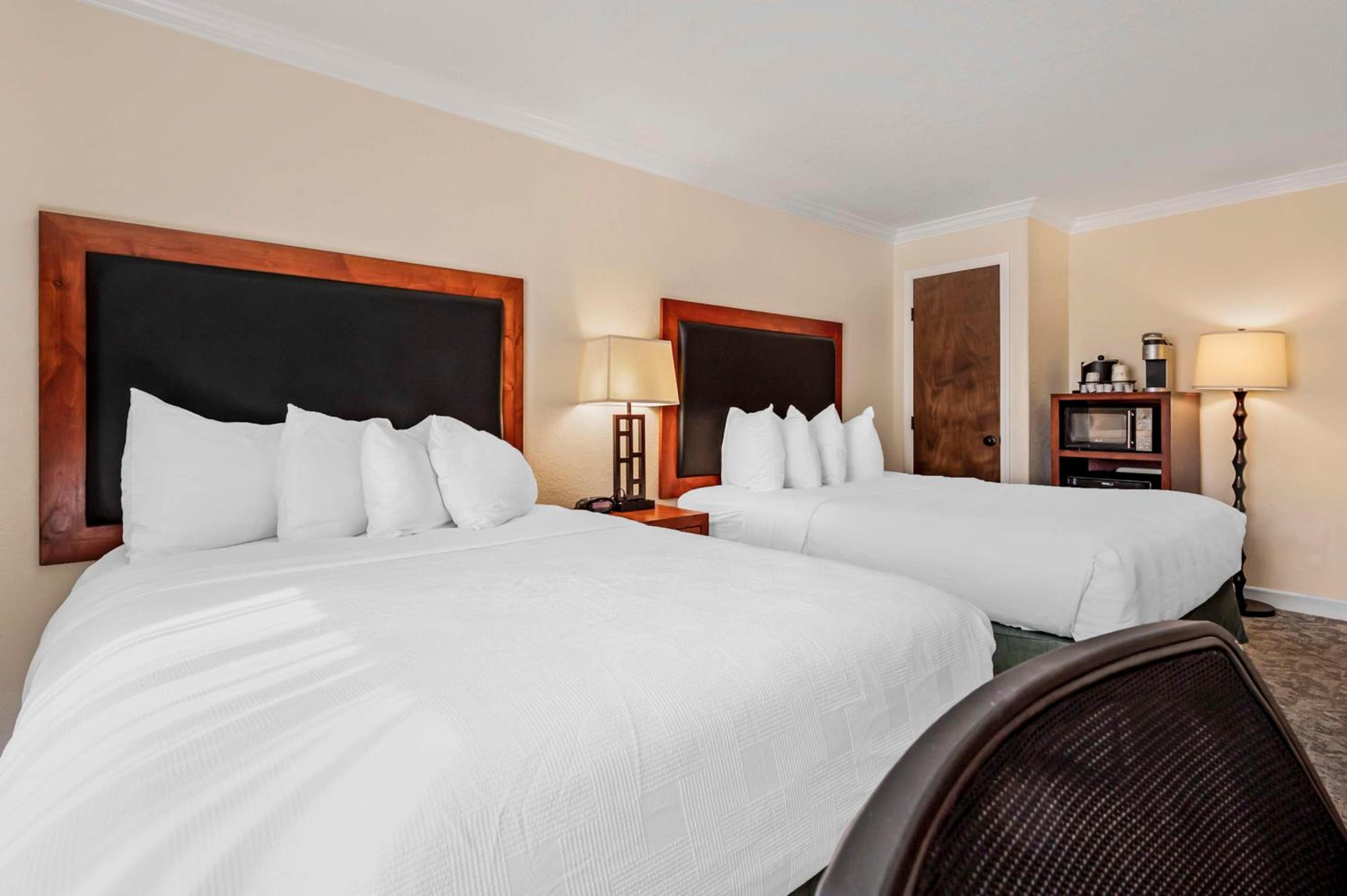 Queen Room with Two Queen Beds - Non-Smoking - Photo 3