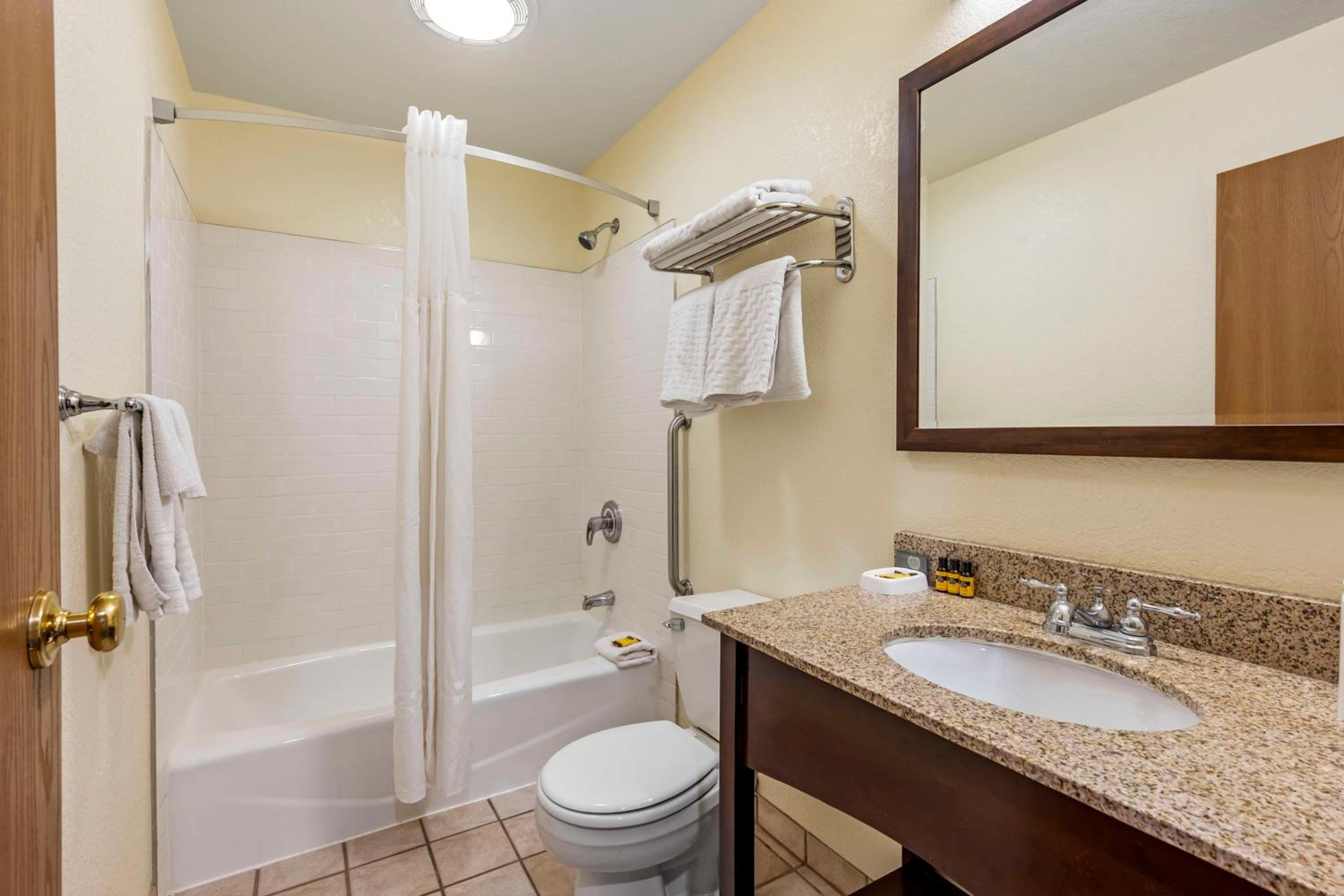 Suite with Four Queen Beds - Non-Smoking - Photo 4