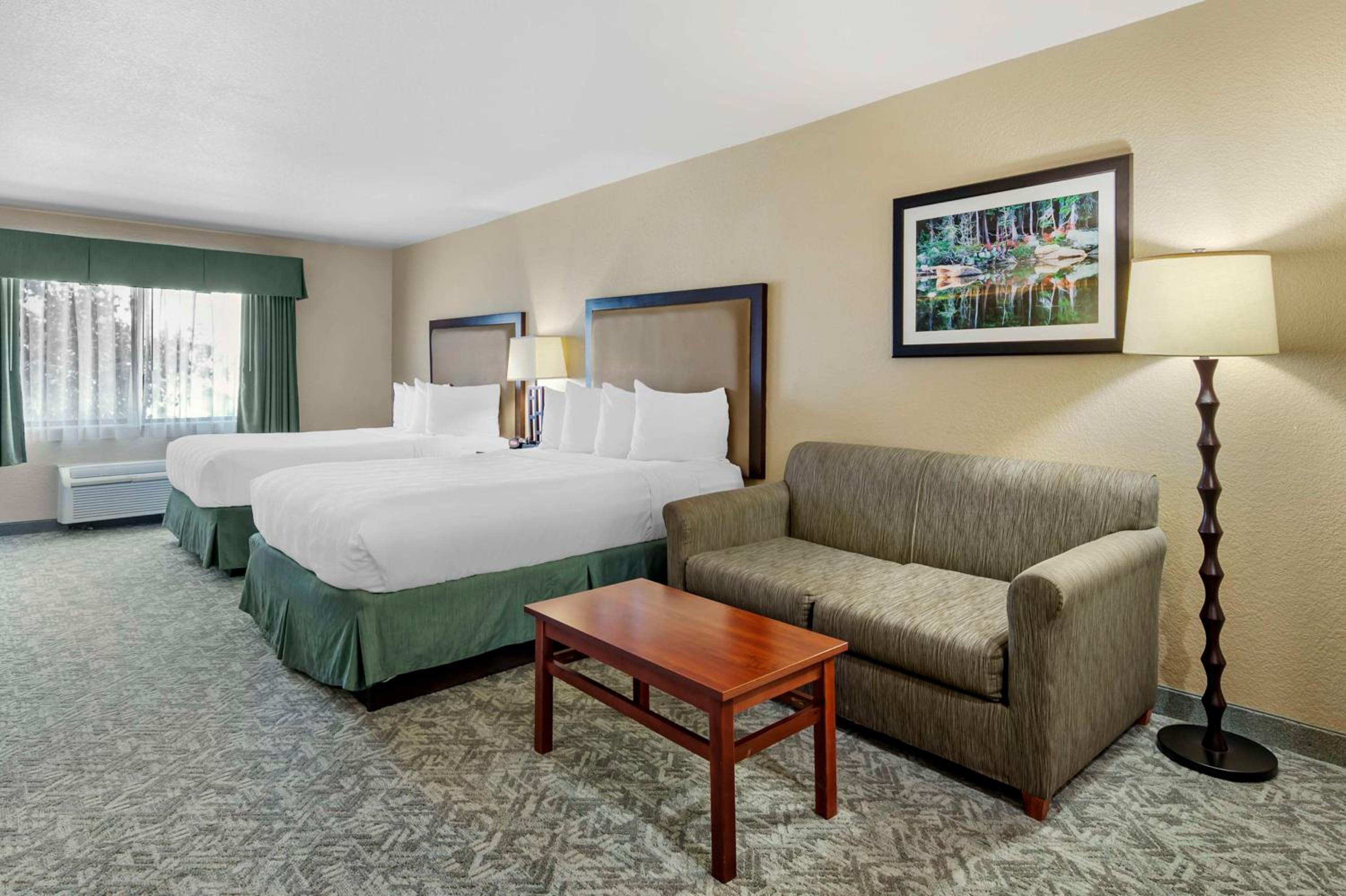Suite with Four Queen Beds - Non-Smoking - Photo 5