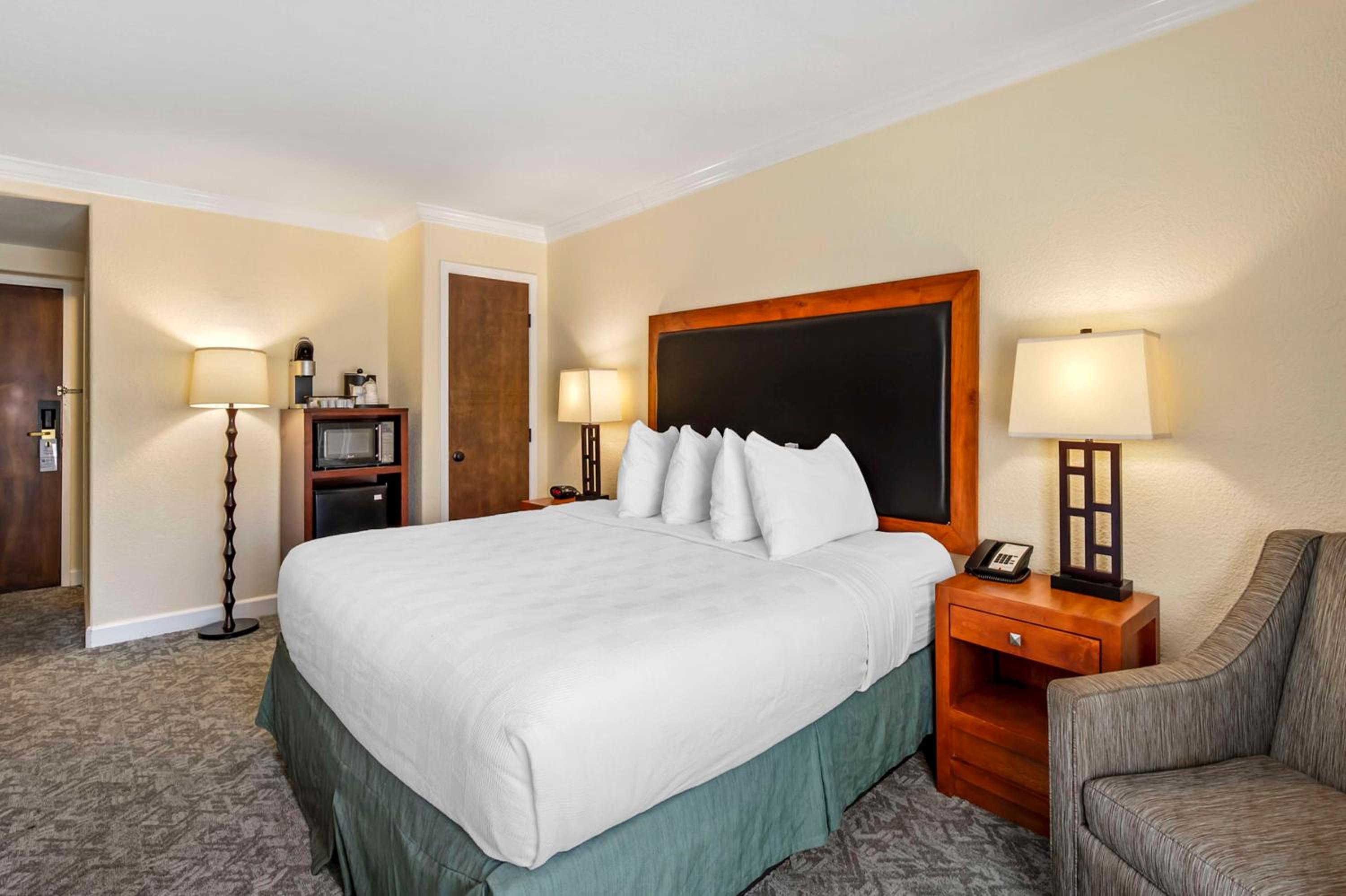 King Room - Non-Smoking - Photo 3