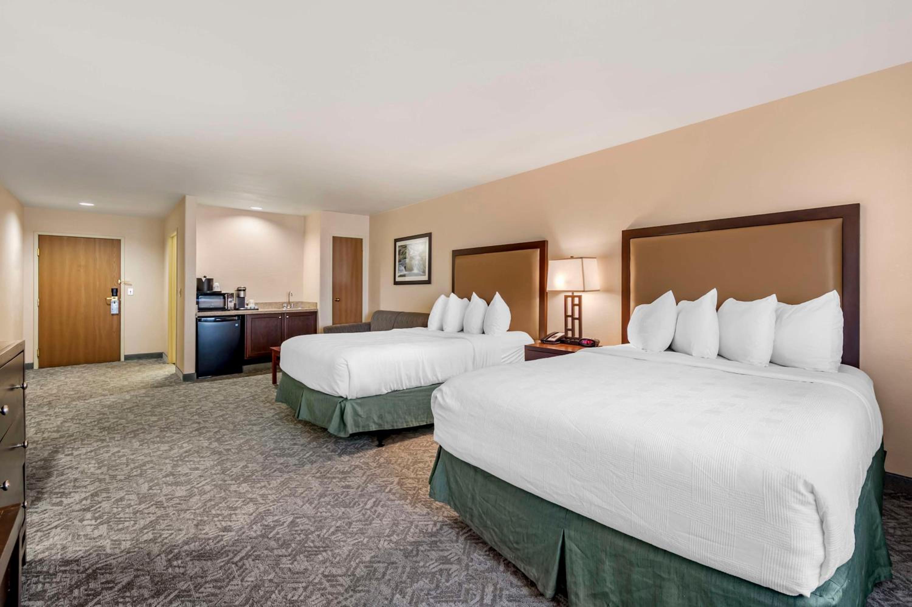 Queen Room with Two Queen Beds and Mobility Accessible Bathtub - Photo 4