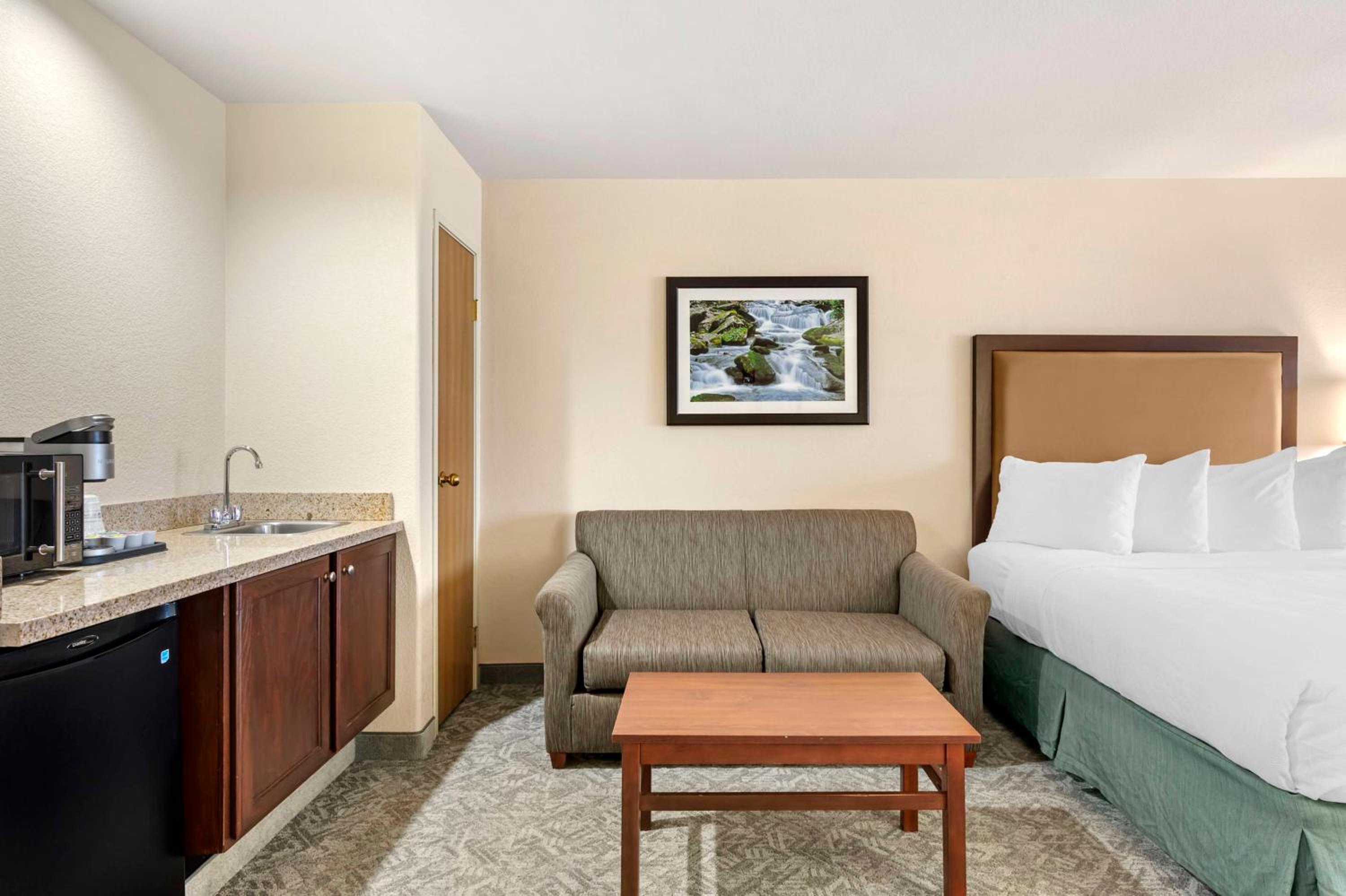 Queen Room with Two Queen Beds and Mobility Accessible Bathtub - Photo 3