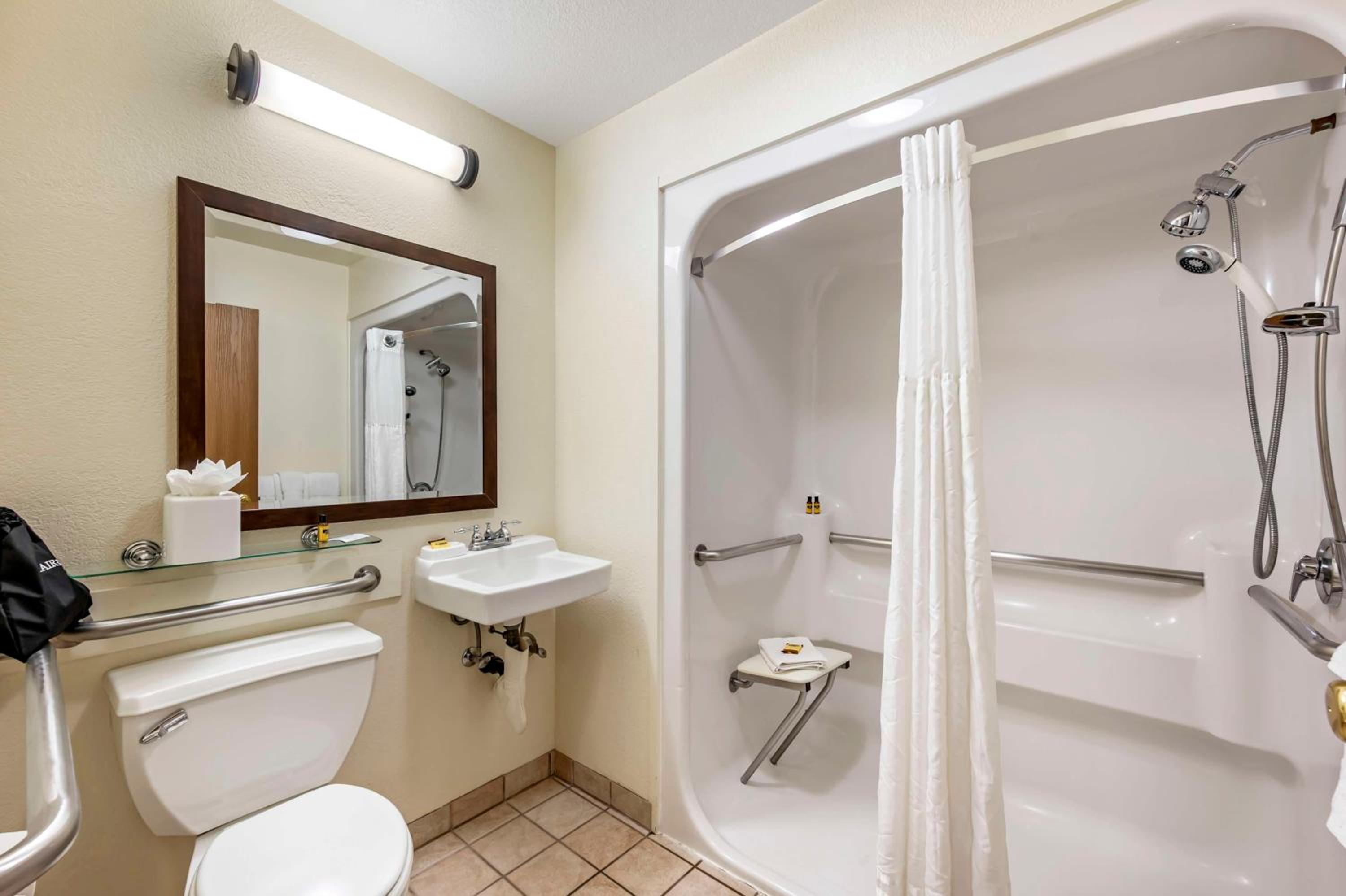 Queen Room with Two Queen Beds and Mobility Accessible Bathtub - Photo 2