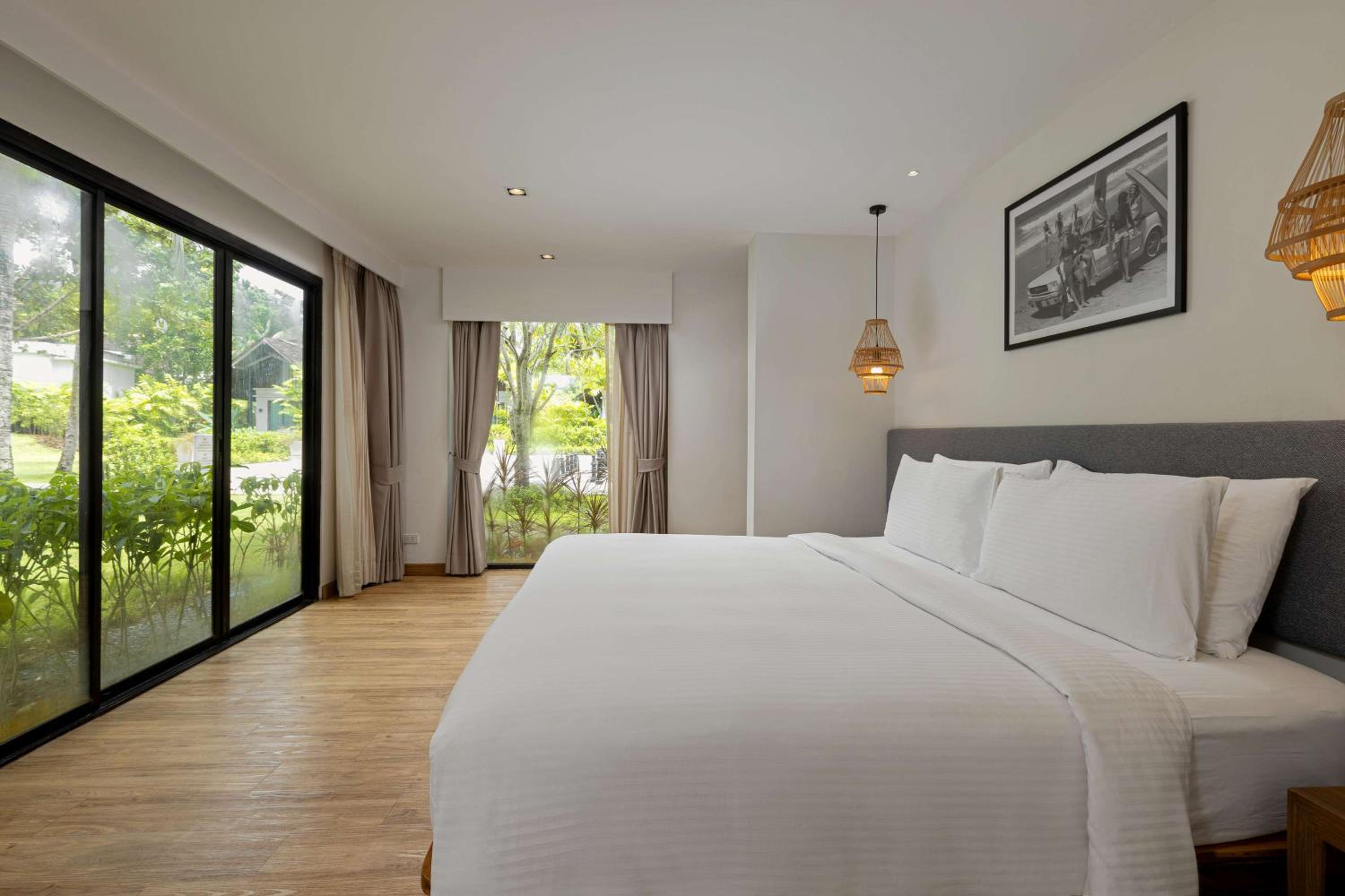 Deluxe Garden Suite 1 King - Photo 13