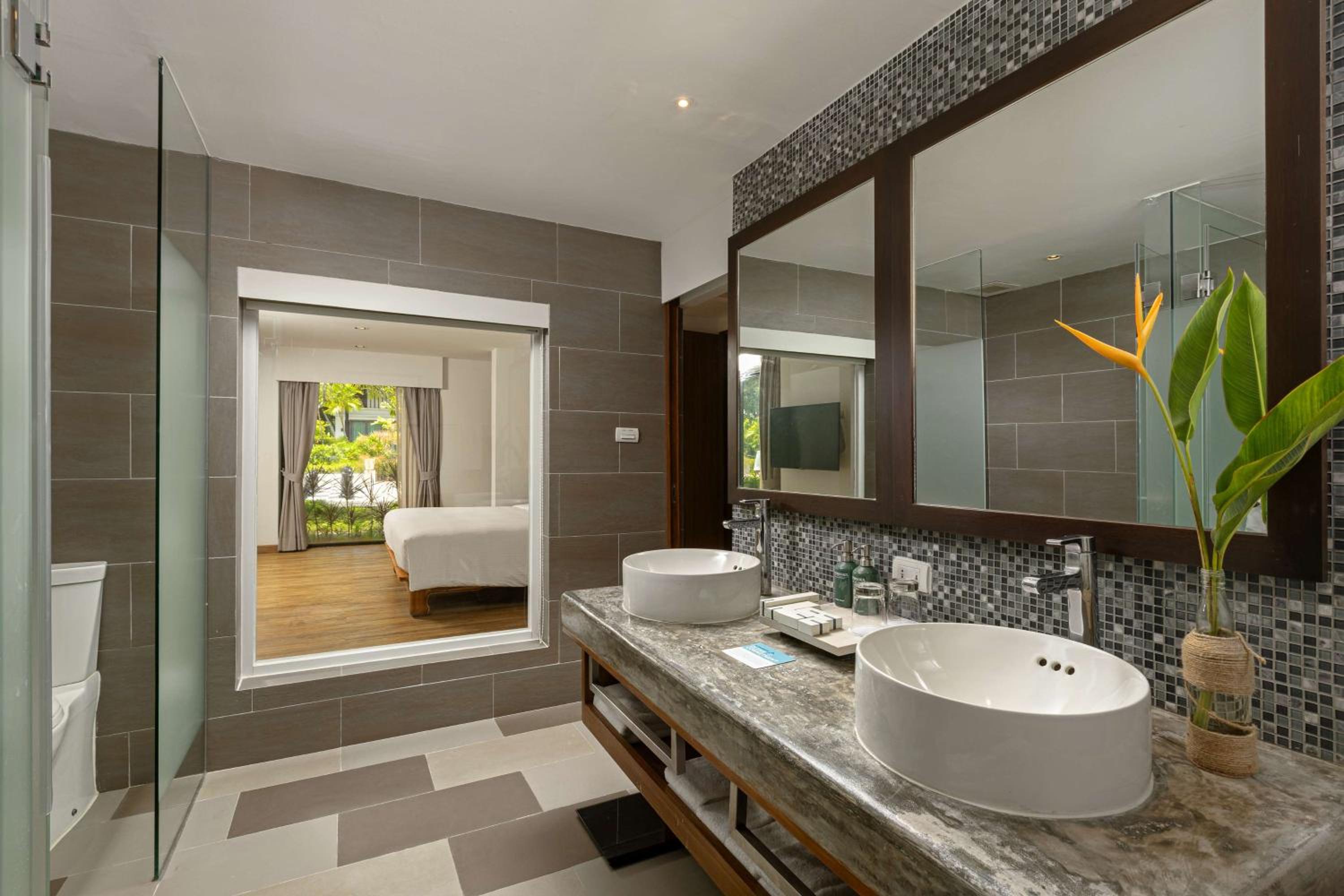 Deluxe Garden Suite 1 King - Photo 10