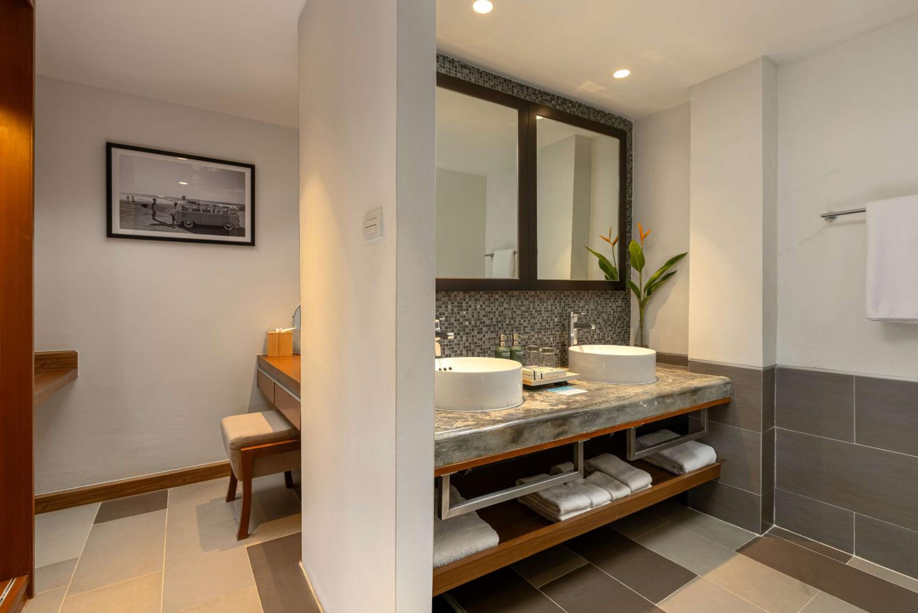 Deluxe Garden Suite 1 King - Photo 15