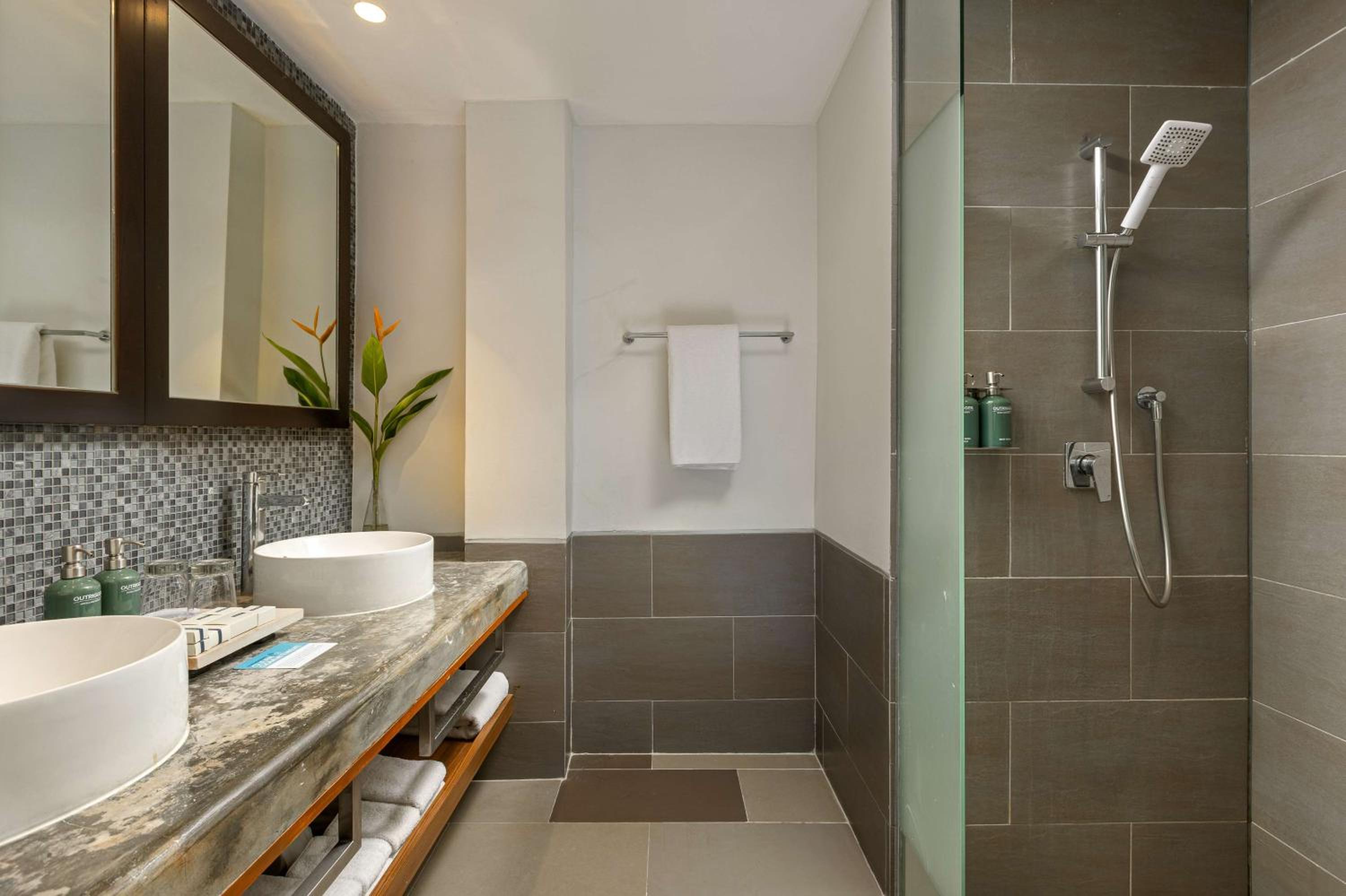 Deluxe Garden Suite 1 King - Photo 23