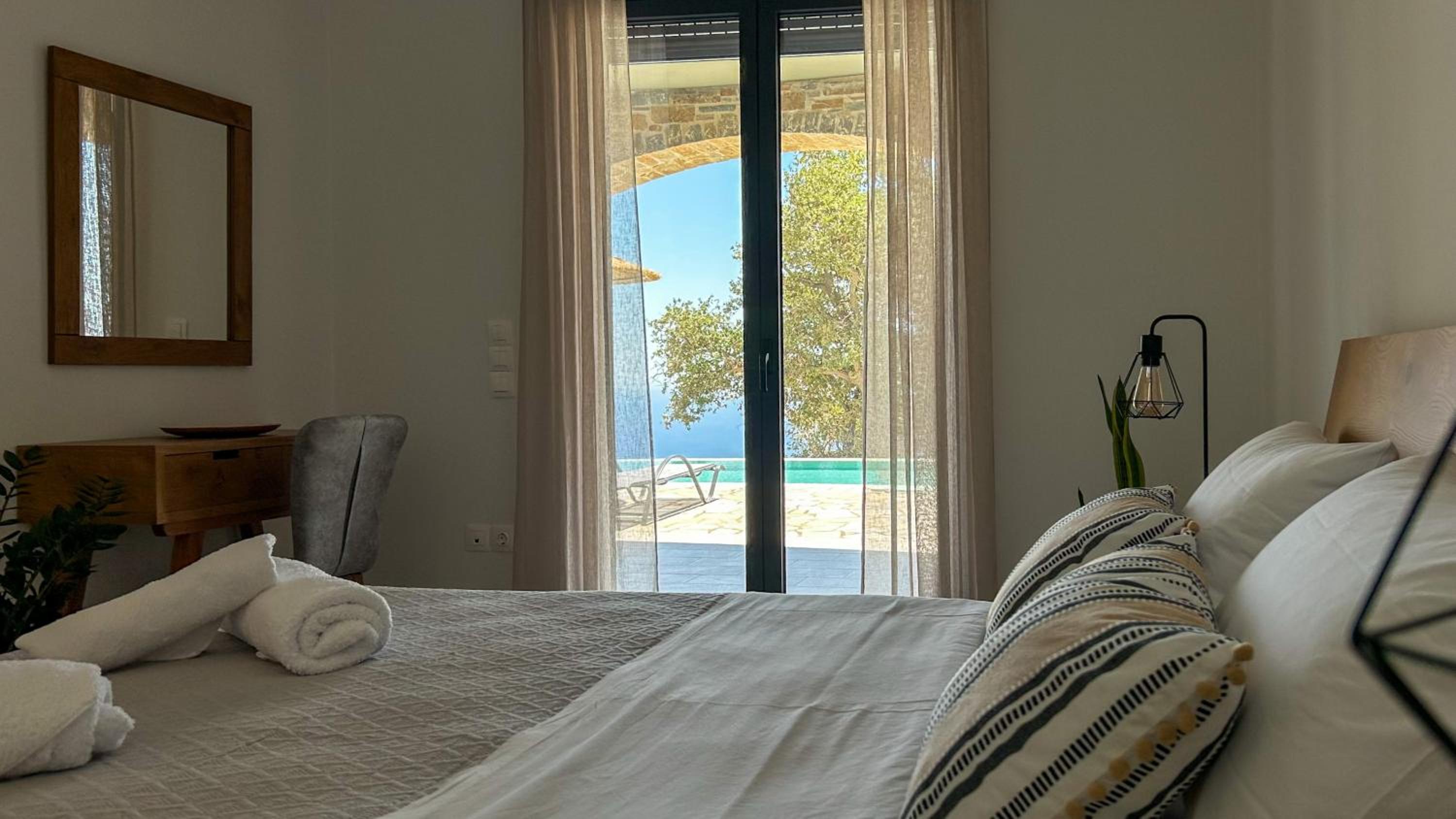 Deluxe One-Bedroom Apartment with Ocean View photo 1