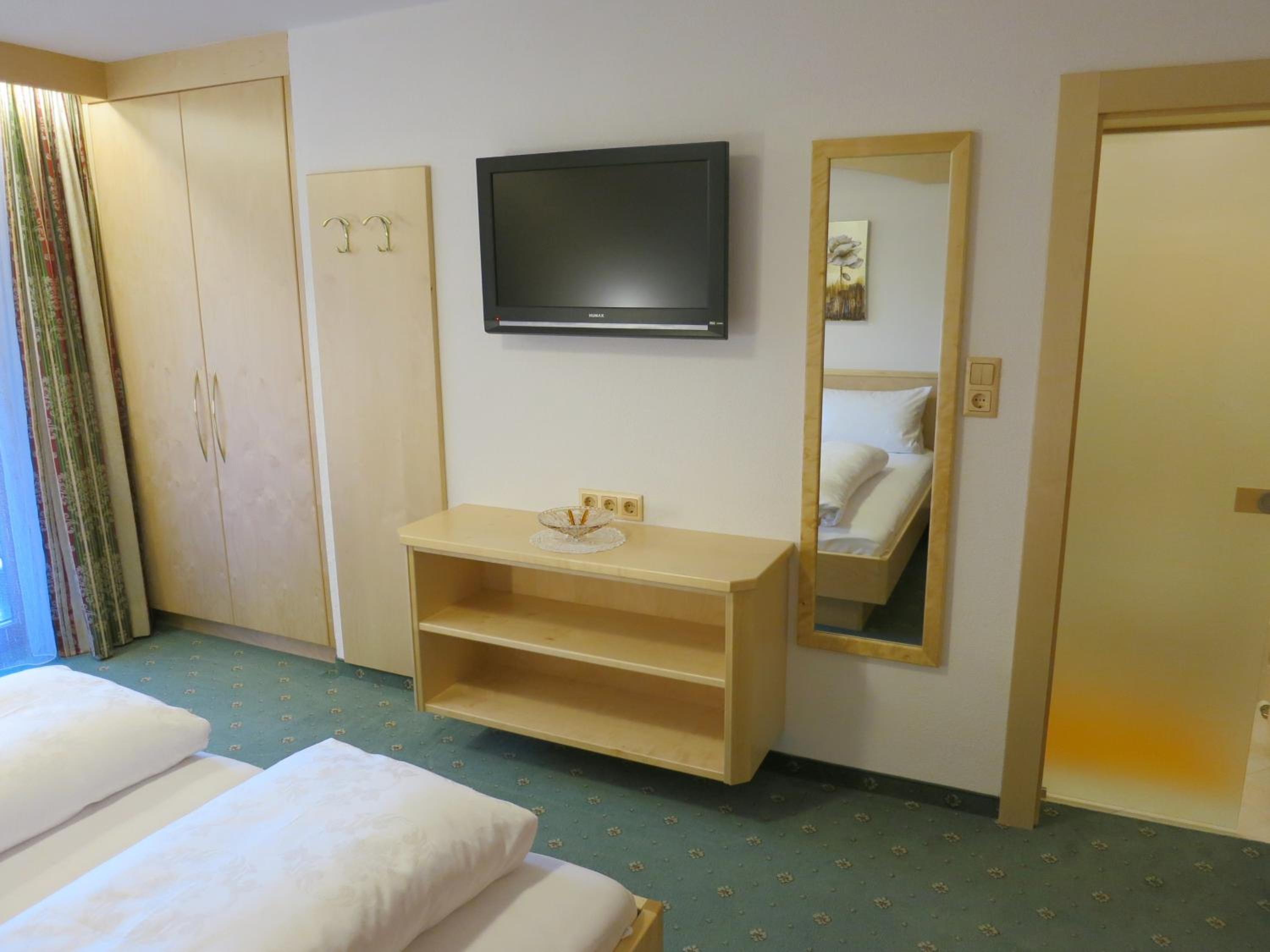 Double Room with Balcony - Photo 3