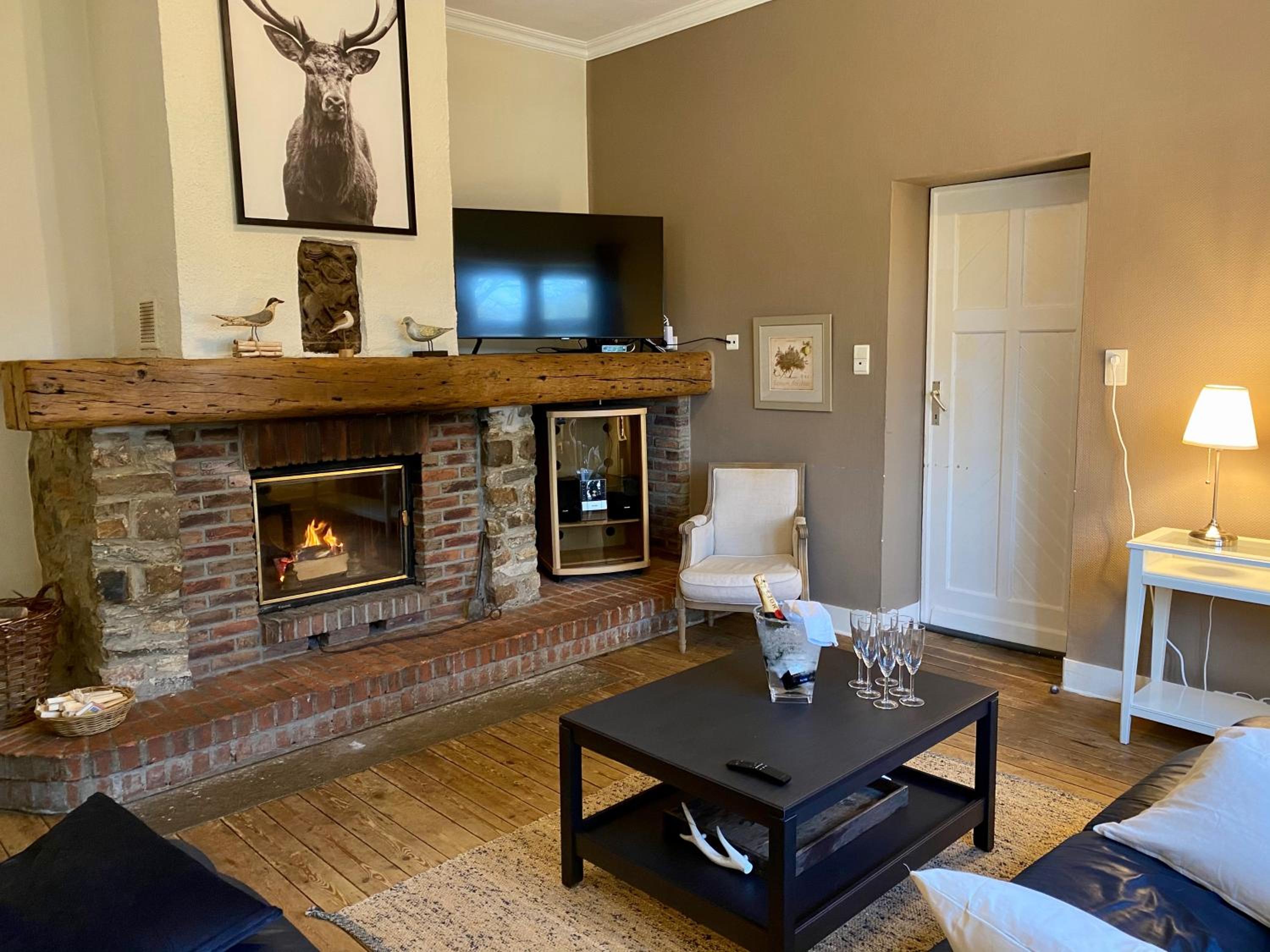Six-Bedroom House photo 2